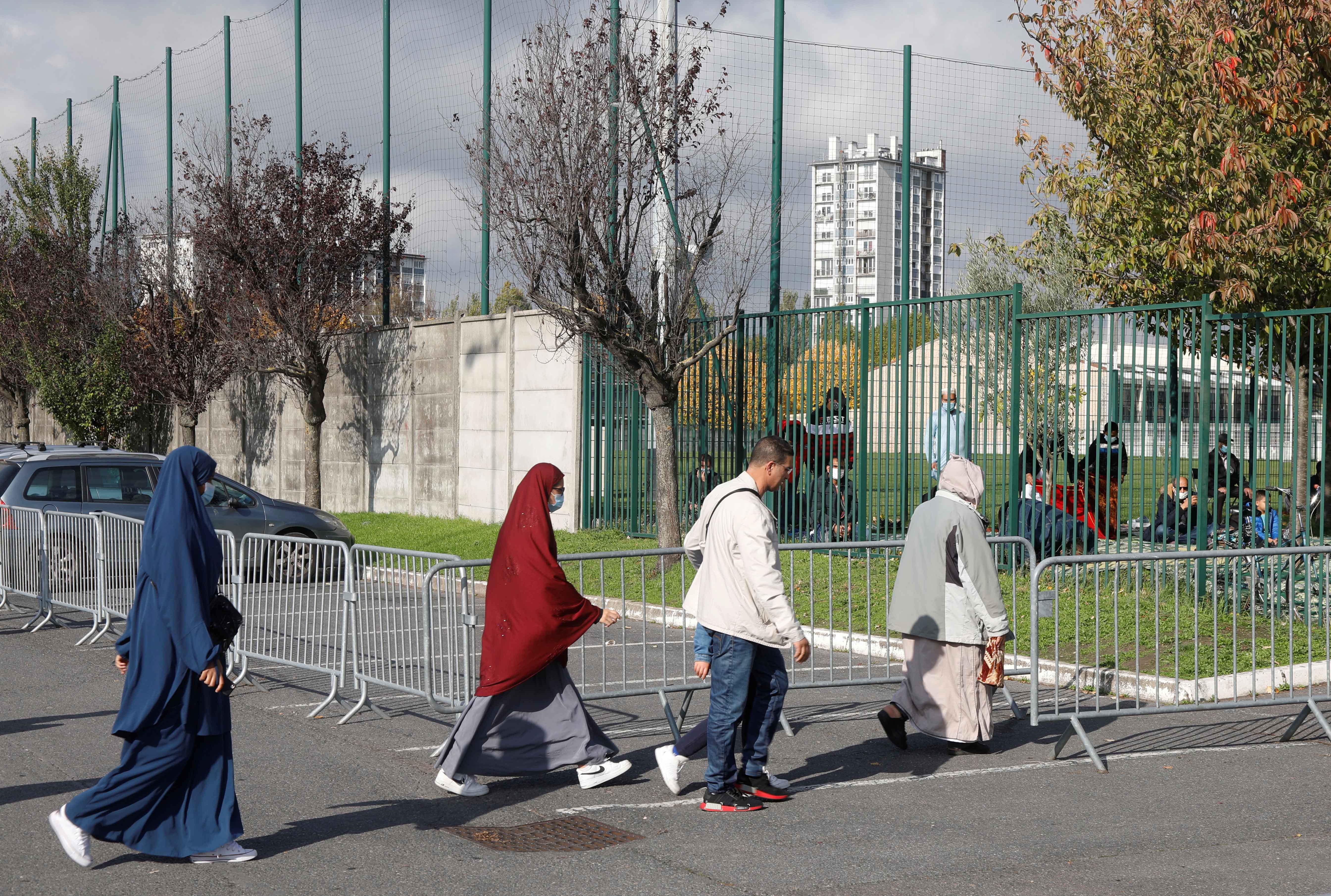 Muslims walk to take part in Friday prayers at the mosque of Drancy near Paris on October 23, 2020. [Reuters/Charles Platiau]