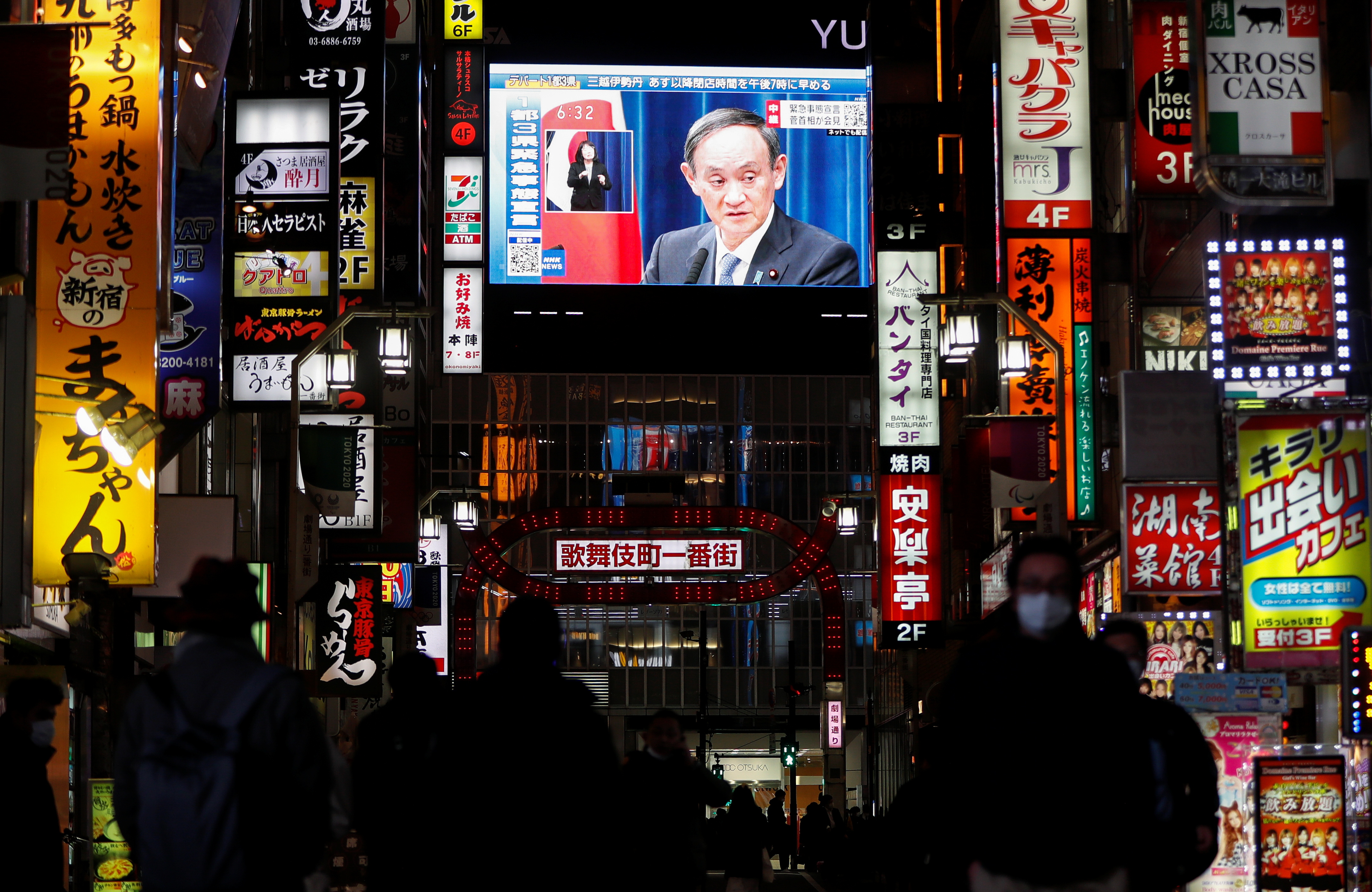 A large screen on a building shows the live broadcast of Japan's Prime Minister Yoshihide Suga declaring a state of emergency for Tokyo and three neighbouring prefectures, amid the COVID-19 outbreak, in Tokyo, Japan January 7, 2021 [Issei Kato/Reuters]