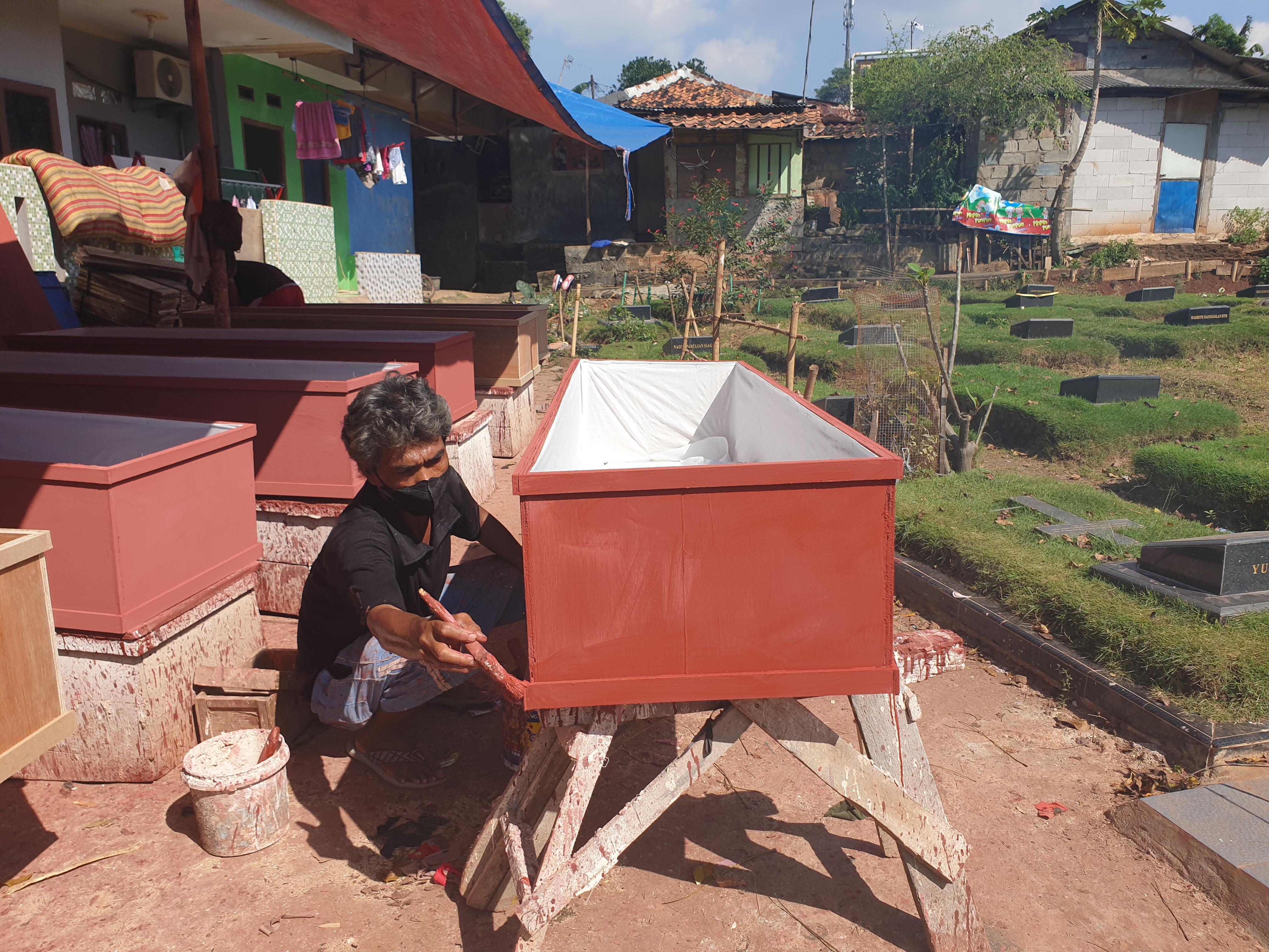 Funeral workers are overwhelmed by their workload as the coronavirus death toll rises [Jessica Washington/Al Jazeera]