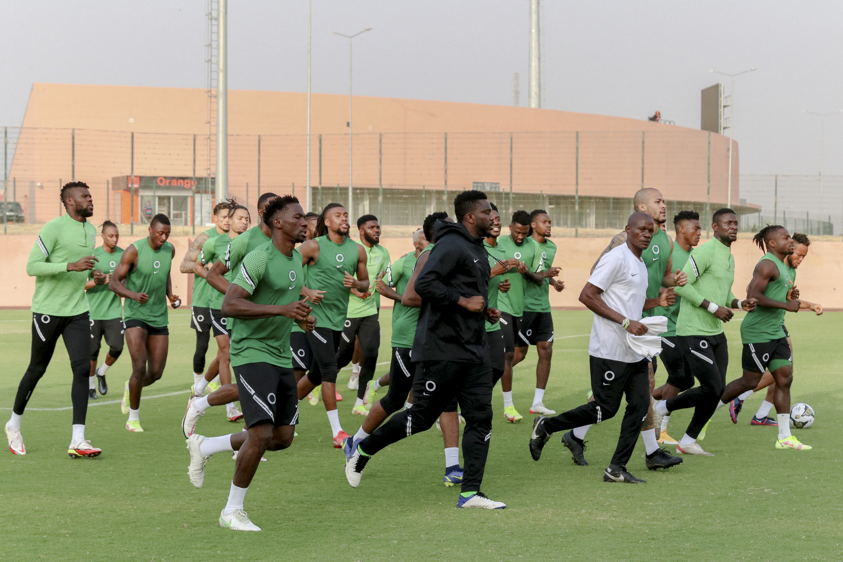 Nigeria's national team players run during a training session in Garoua on January 10, 2022, on the eve of the Africa Cup of Nations (CAN) 2021 football match between Ngeria and Egypt. (Photo by Daniel Beloumou Olomo / AFP)