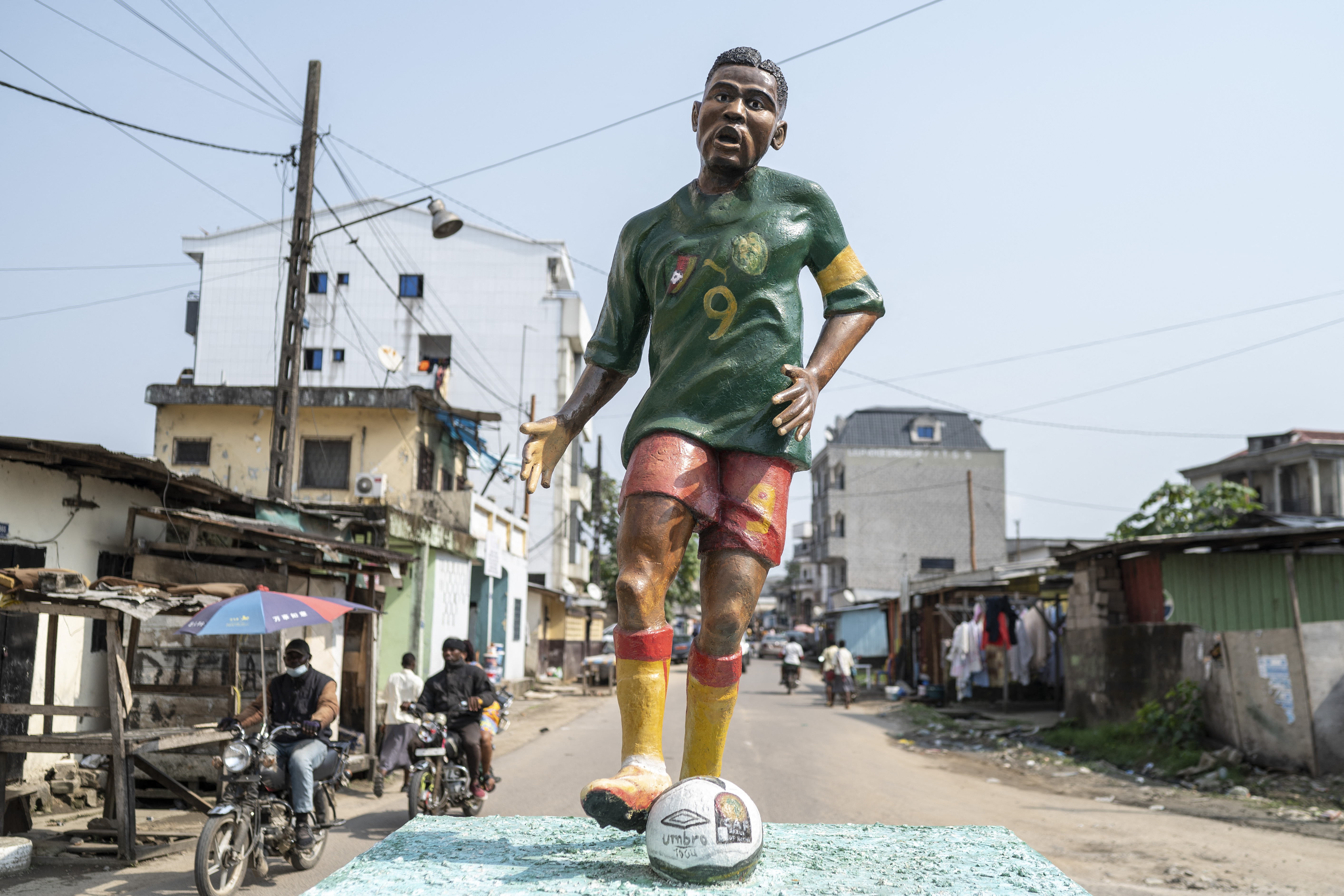 Samuel Eto'o statue
