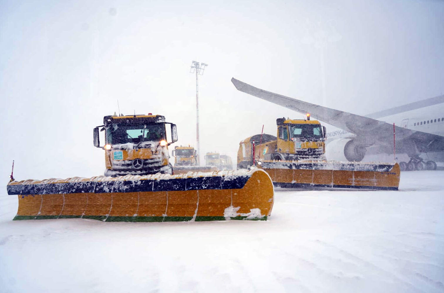 The work to clean the runway and taxiways continues, at Istanbul Airport, where all flights were stopped until 18.00 due to heavy snowfall in Istanbul, Turkiye