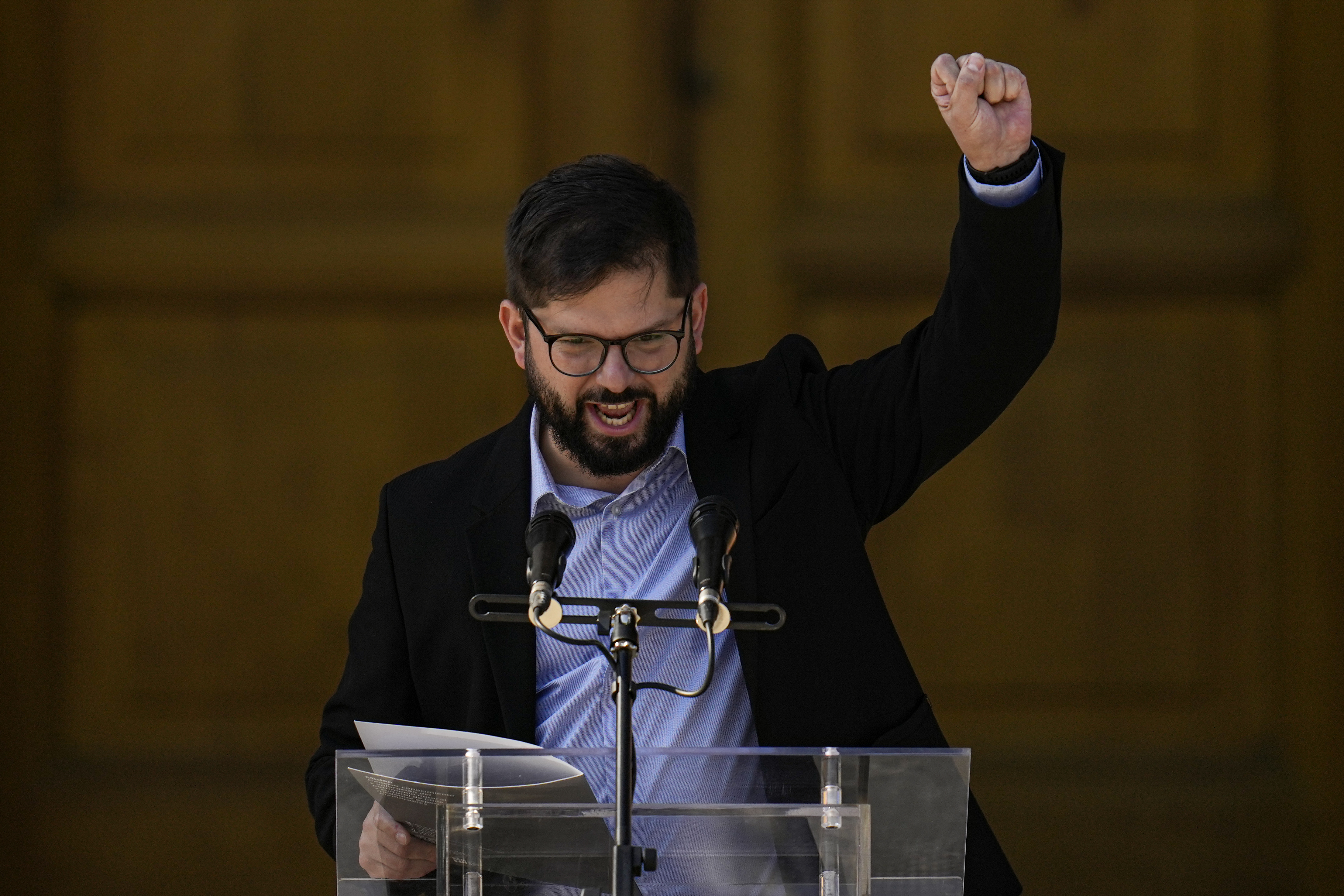 Gabriel Boric raising his fist