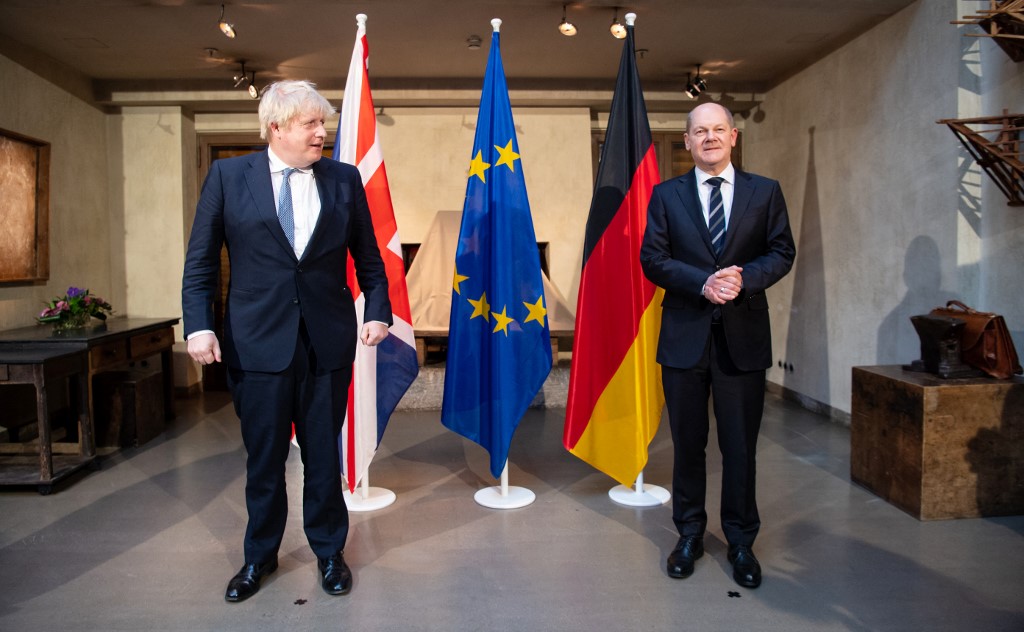 German Chancellor Olaf Scholz (R) and British Prime Minister Boris Johnson pose 