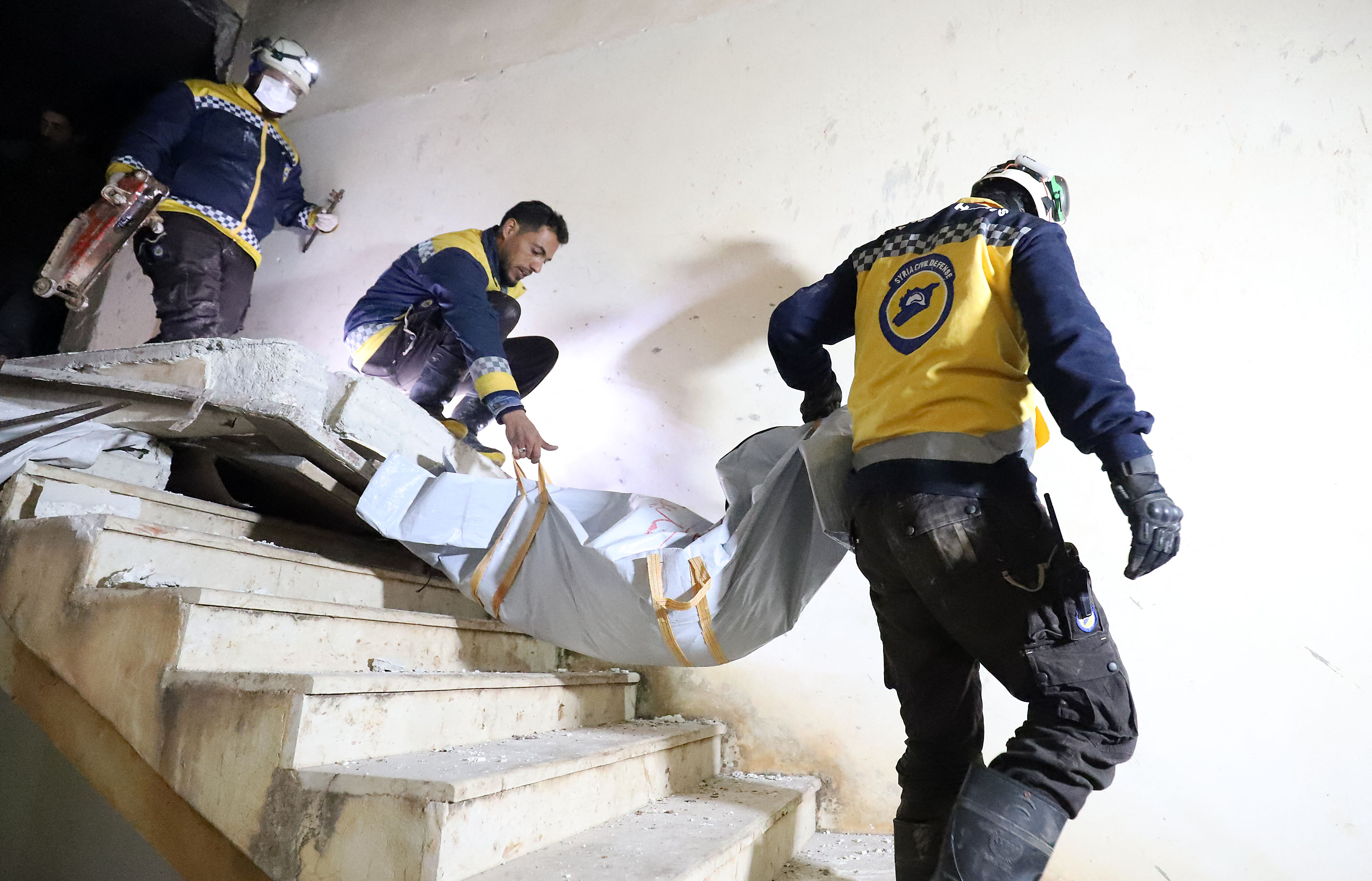 Syrian civil defence evacaute a body