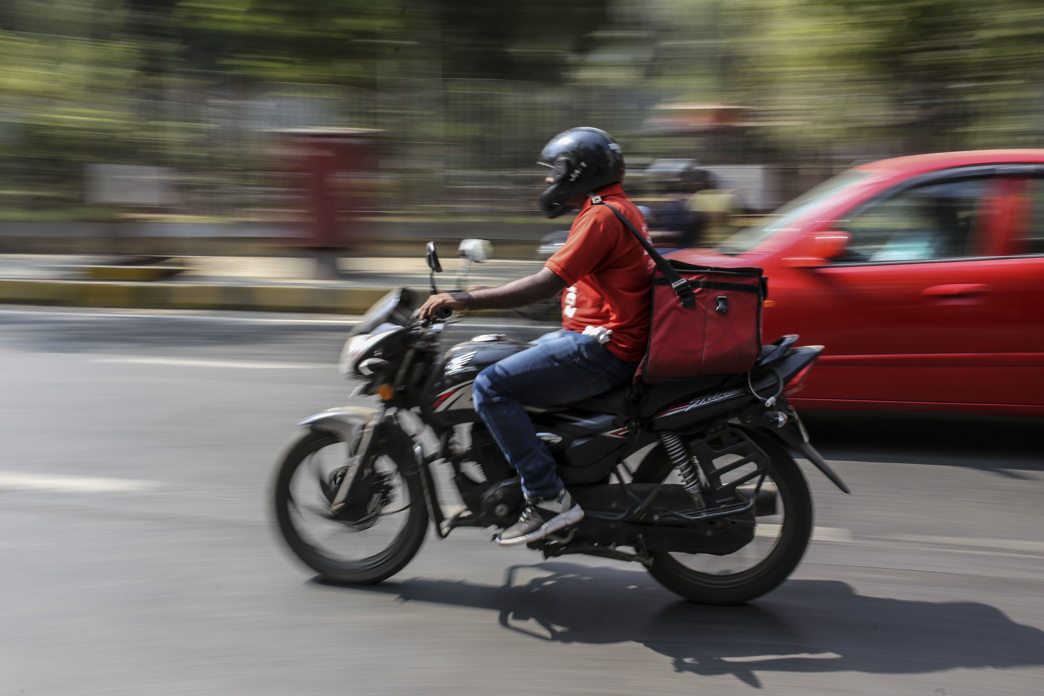 As Indian startups promise to deliver groceries in 10 minutes, delivery agents suffer [File: Dhiraj Singh/Bloomberg]