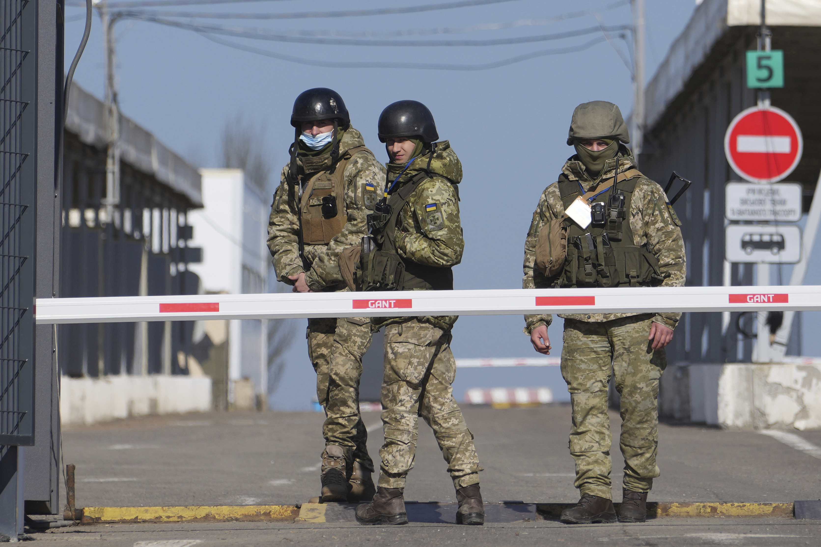 Ukrainian soldiers stand at border.