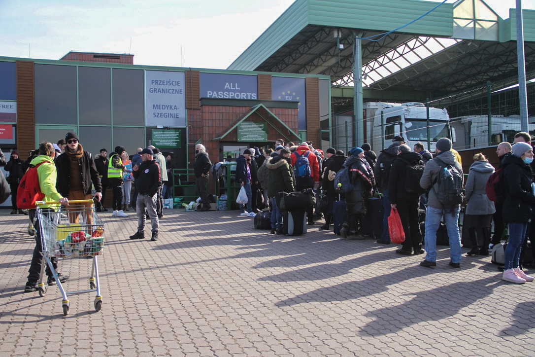 Instead of fleeing war, hundreds of Ukrainians return home