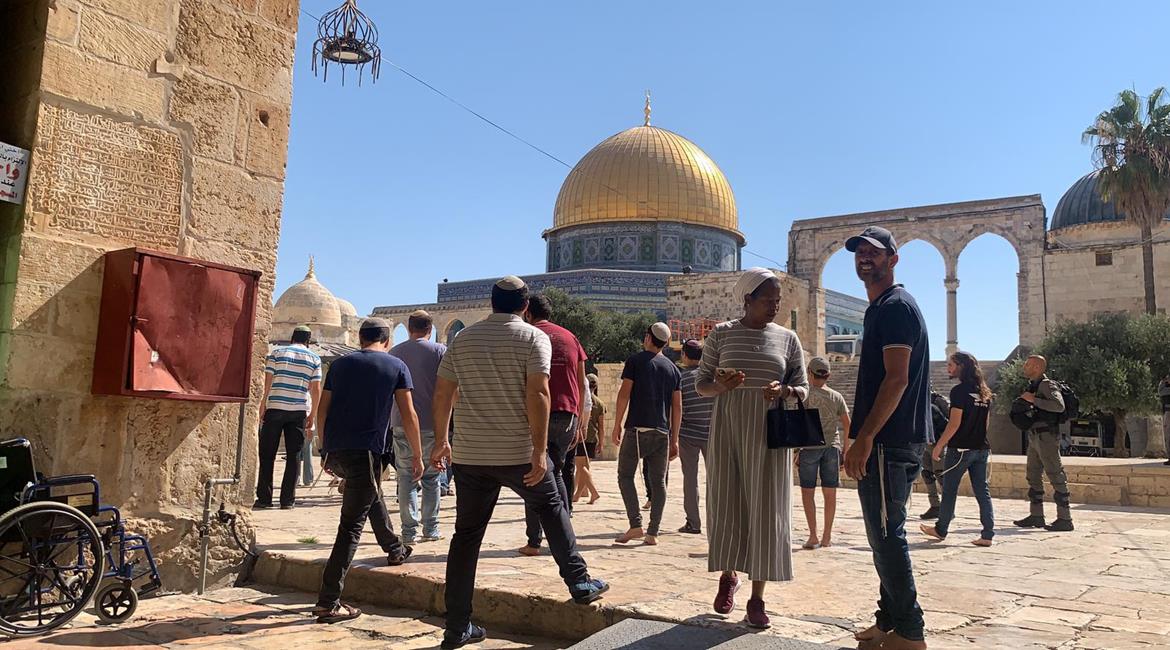 Israeli Jewish setters walk across Al-Aqsa.