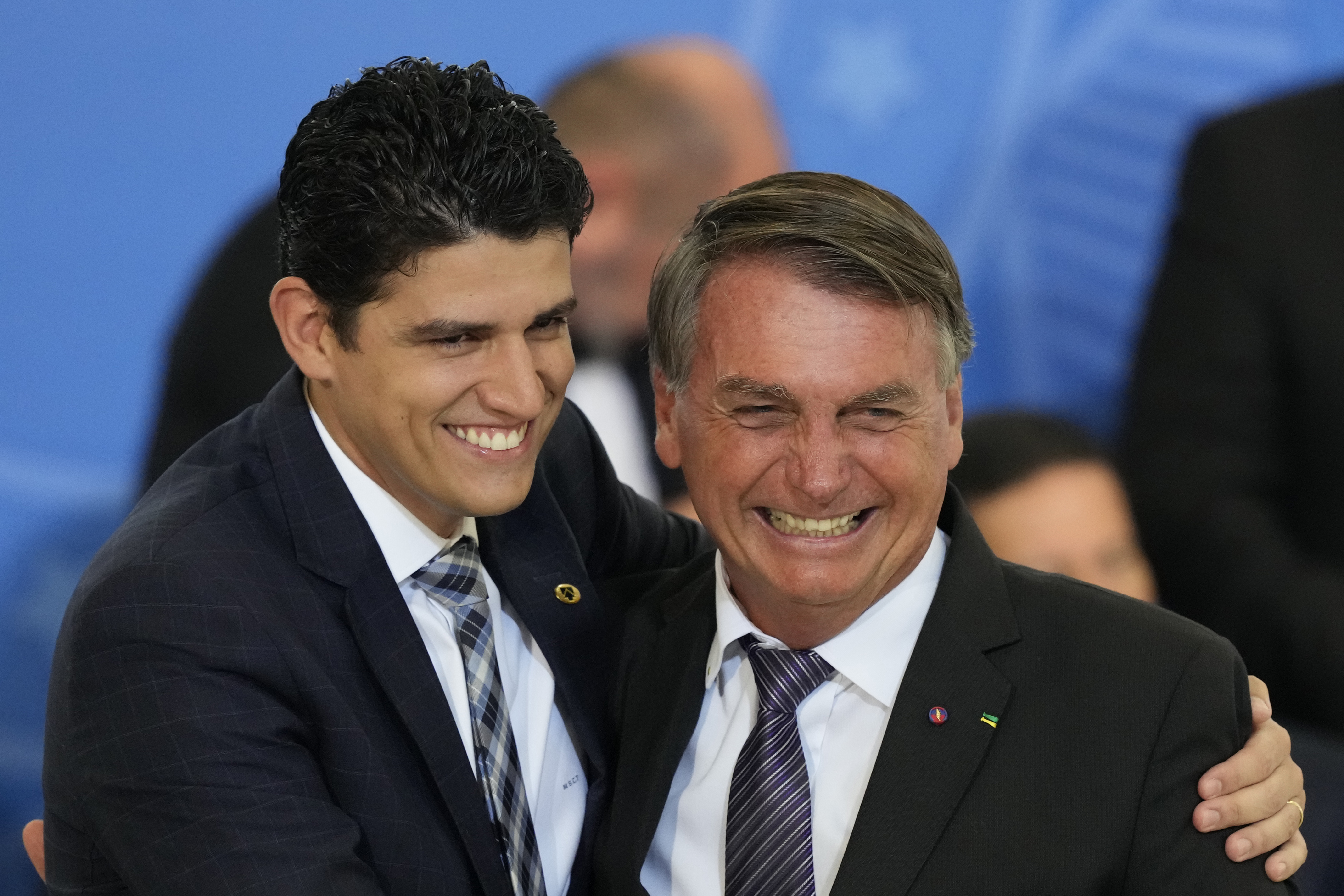Bolsonaro hugging Marcelo Sampaio