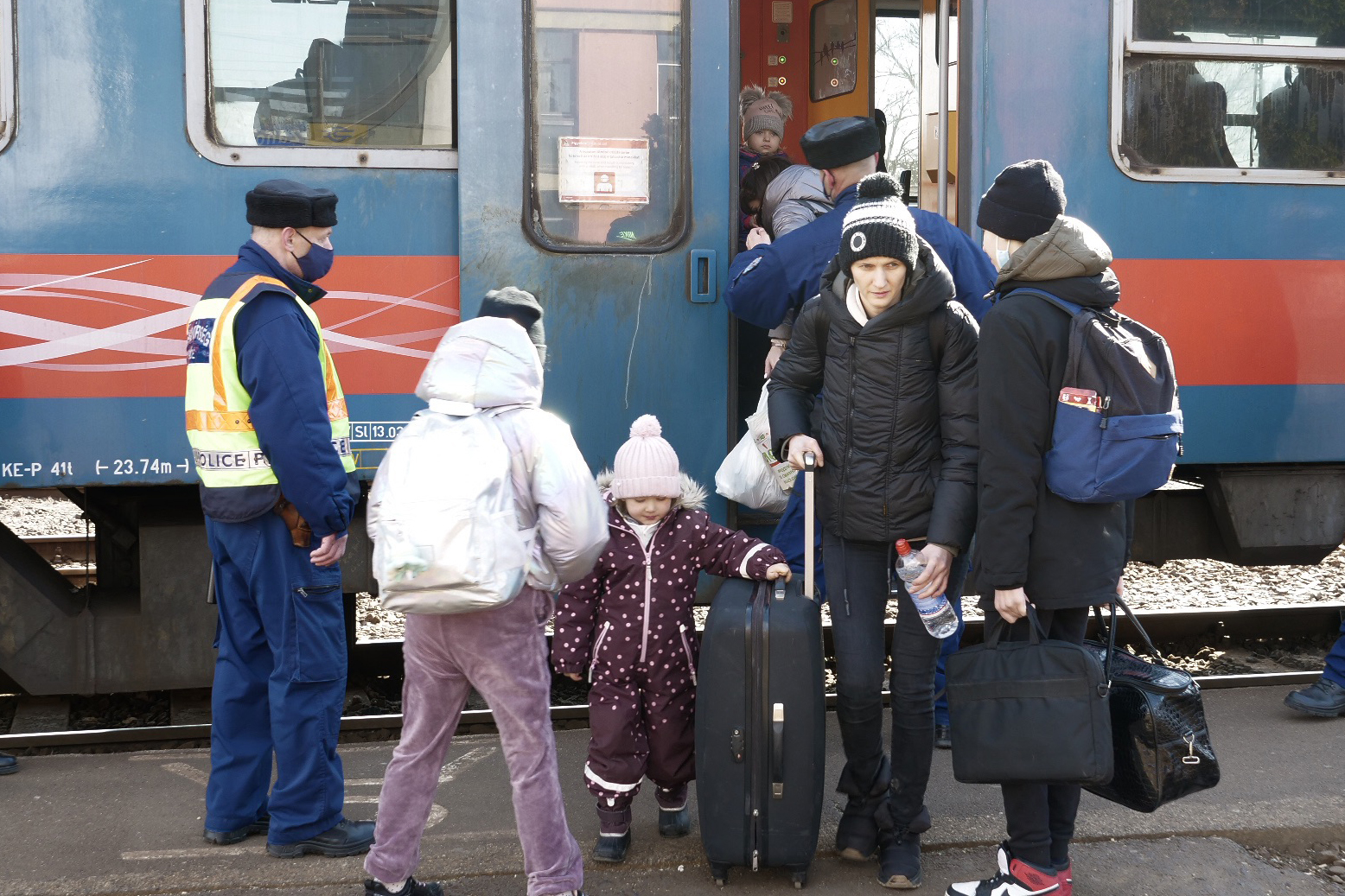 Mother and daughter arrive in Zahony from Chop