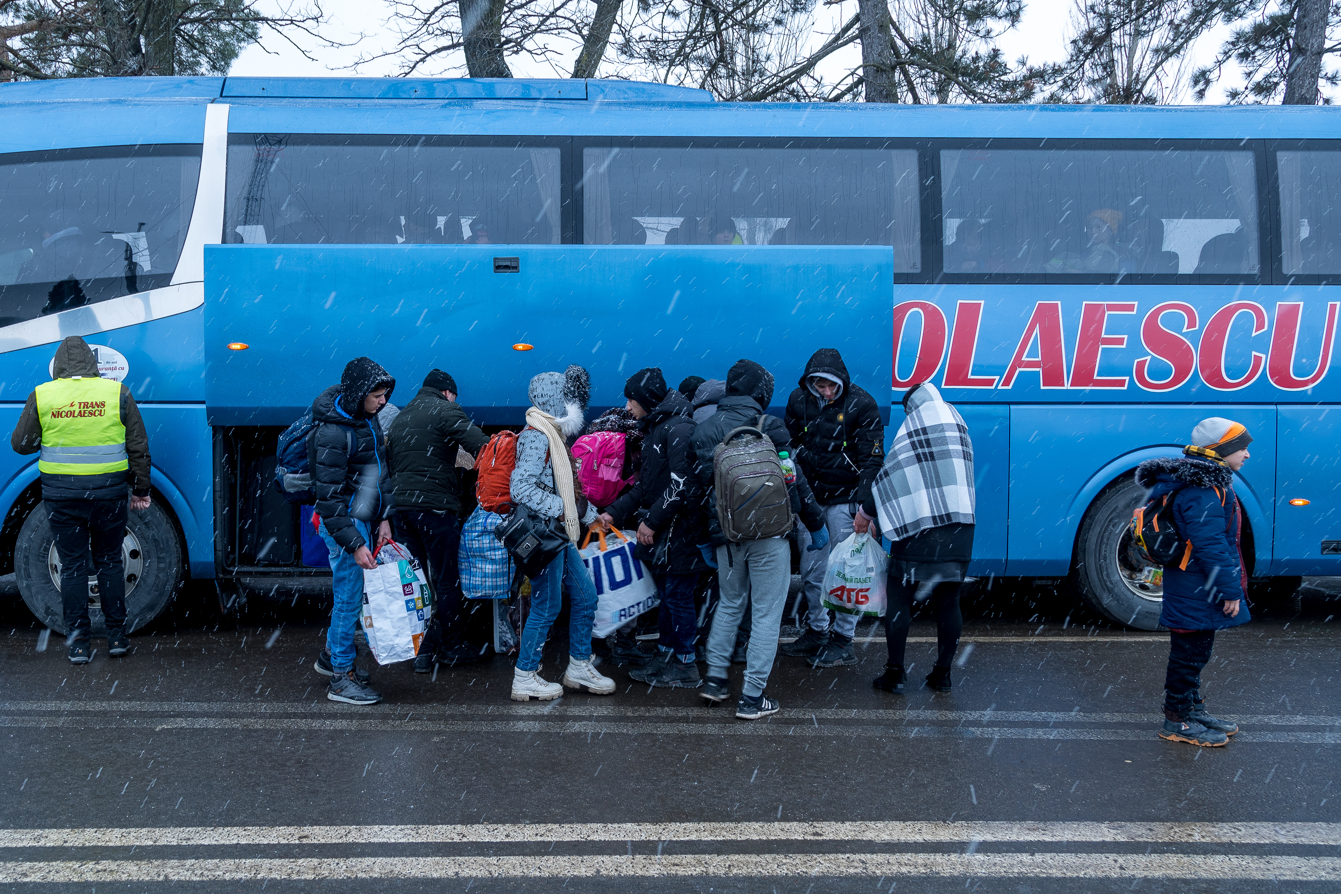 Ukrainian refugees arrive in Romania