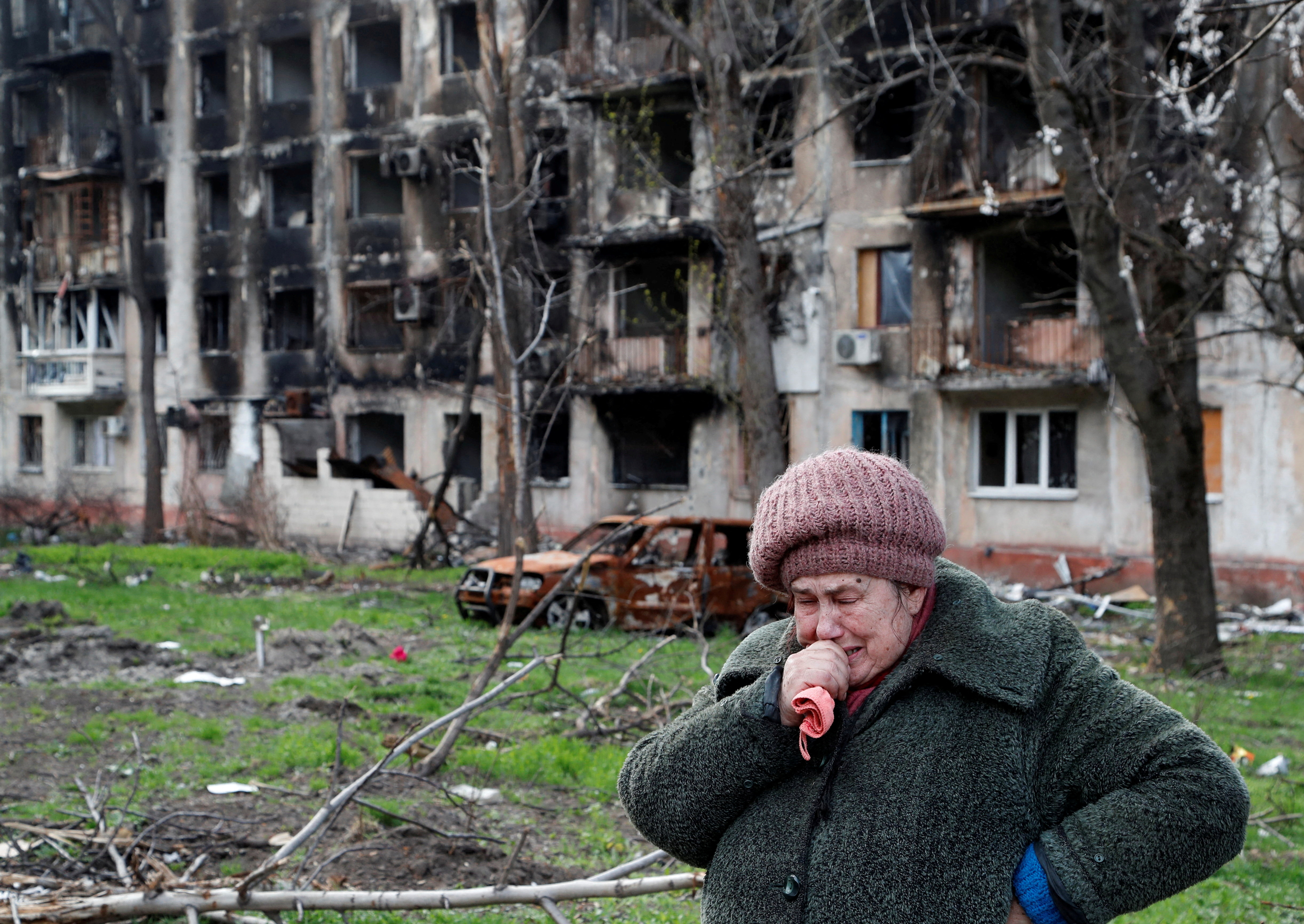 Local resident Tamara, 71, cries in front of an apartment building destroyed during Ukraine-Russia conflict in the southern port city of Mariupol, Ukraine April 19, 2022. REUTERS/Alexander Ermochenko TPX IMAGES OF THE DAY