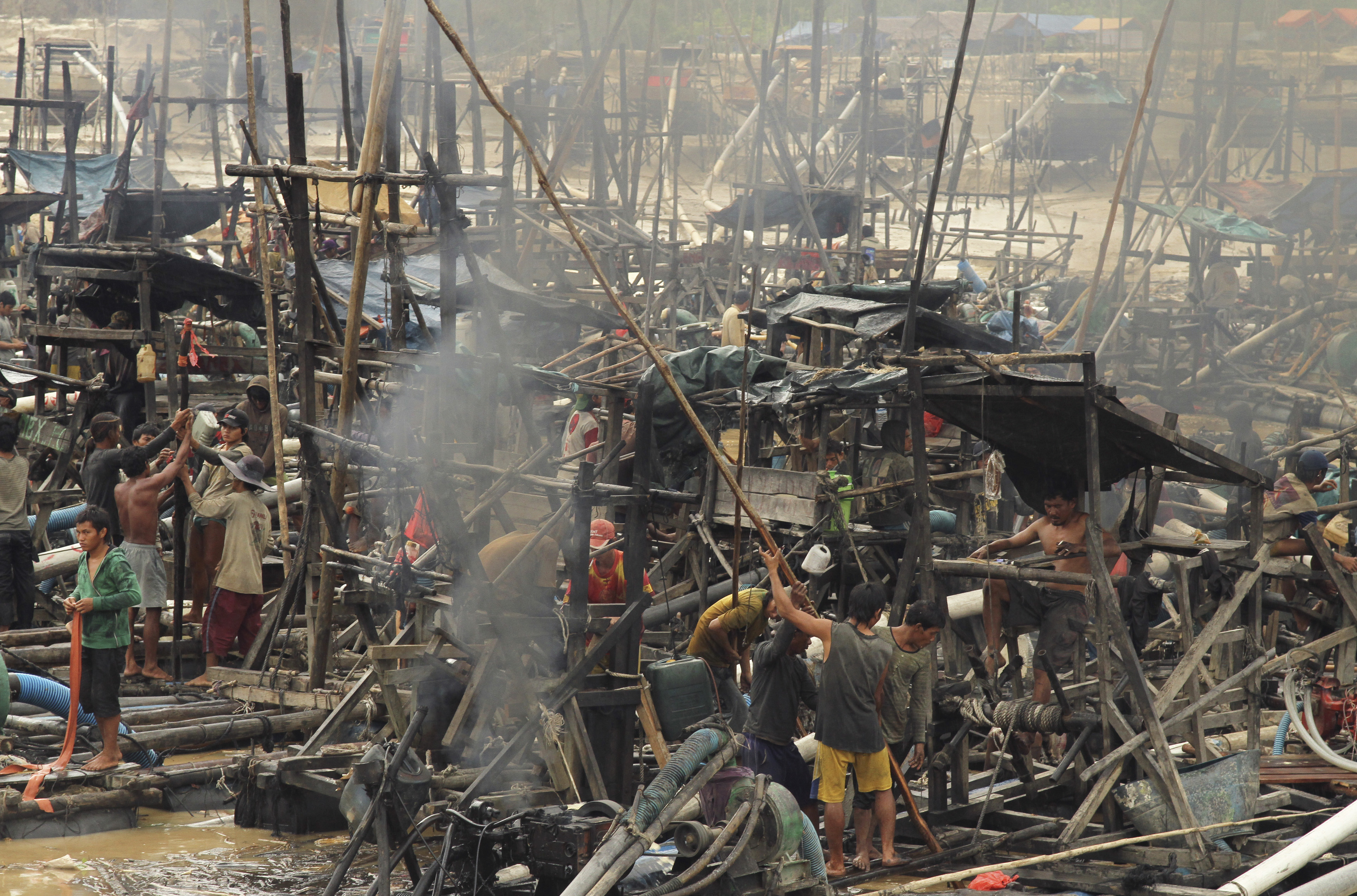 Illegal gold mine Indonesia.