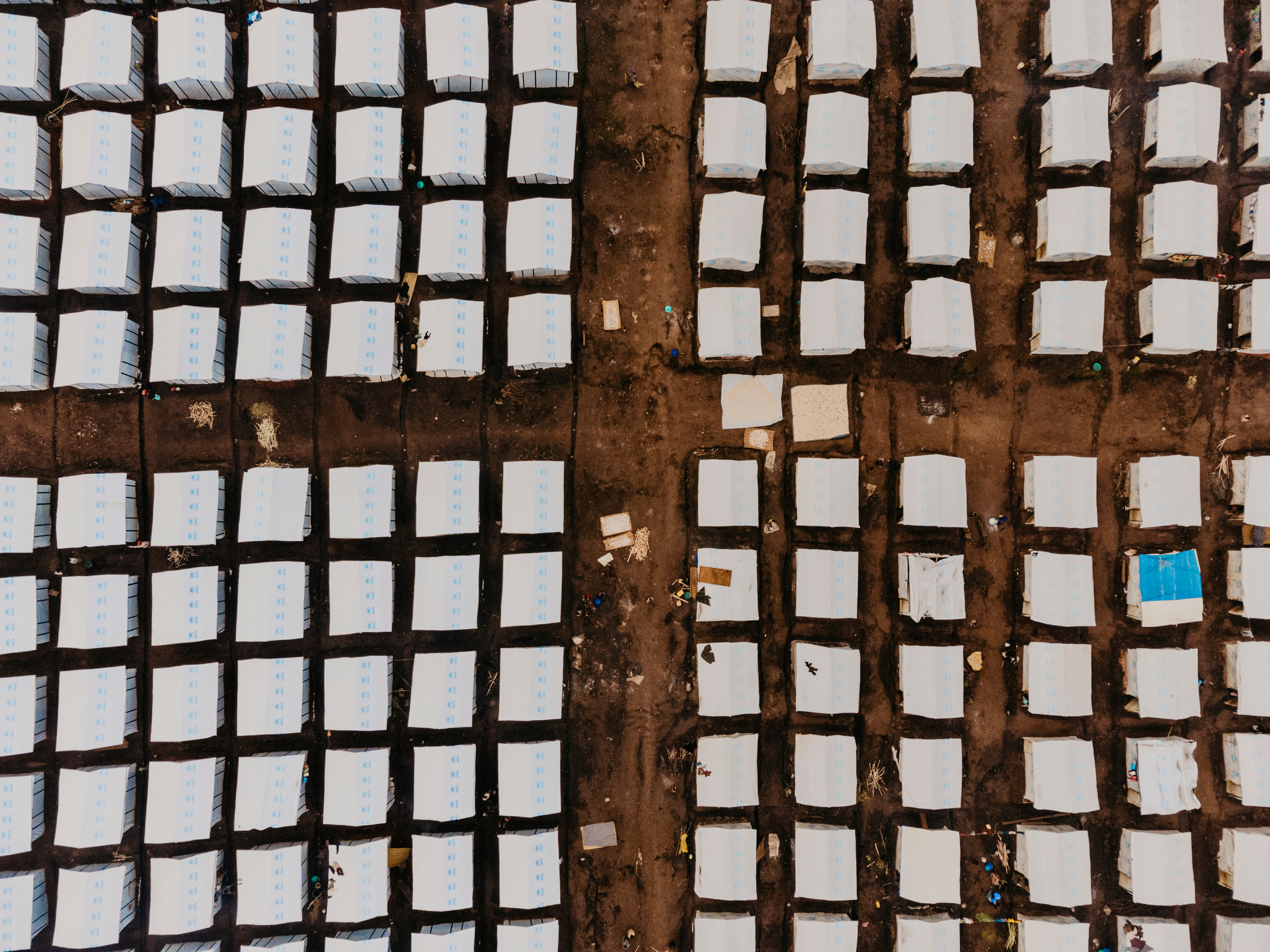 An aerial view of Plaine Savo camp, Djugu territory, Ituri In February 2022, 59 people were murdered in Plaine Savo camp, which is home to 24,000 displaced people. These attacks have triggered new waves of mass displacement and plunged already vulnerable populations into a climate of terror.