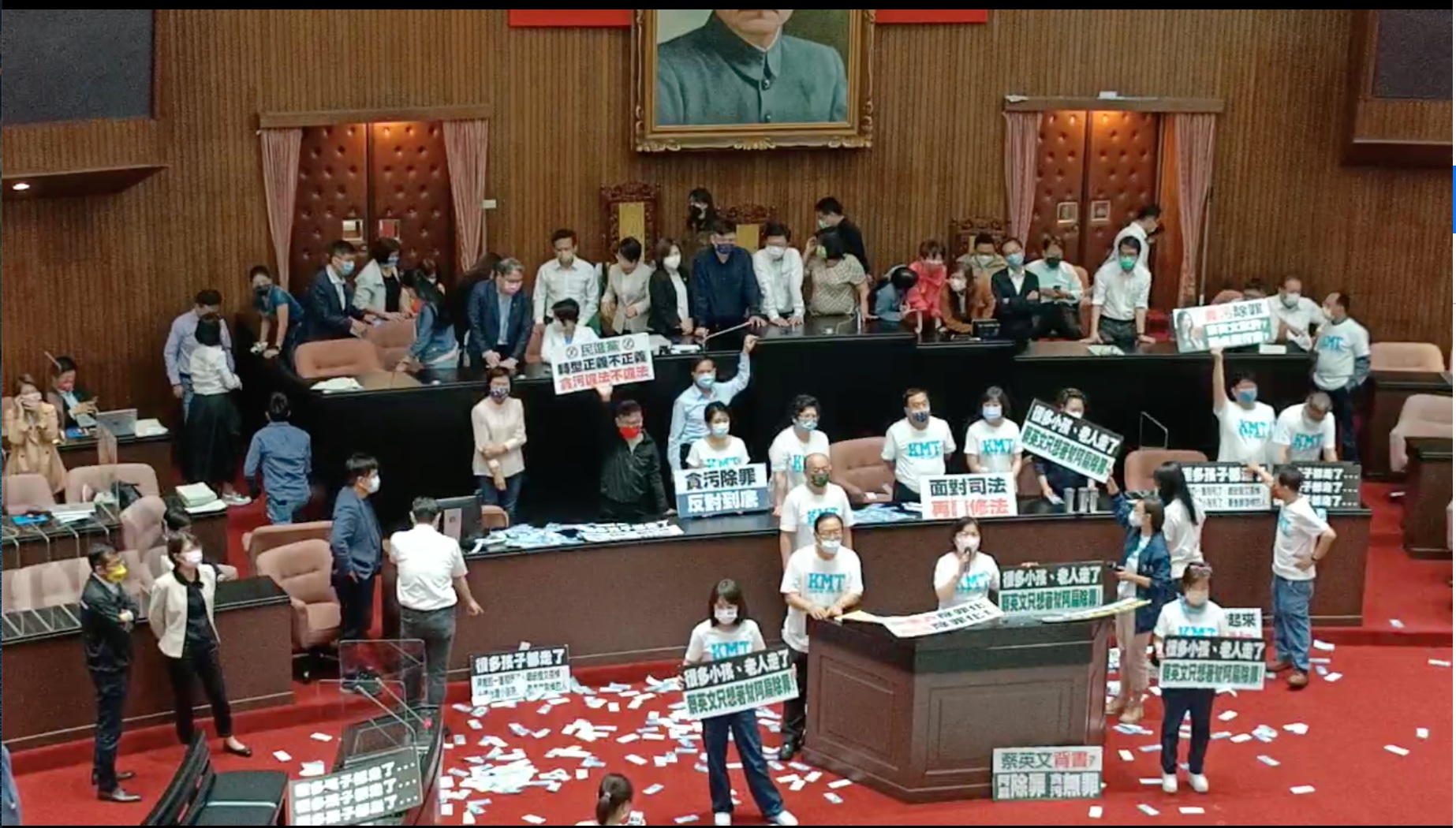 A screen grab of a Kuomintang protest at Taiwan's Legislative Yuan on May 30, 2022 over a bill that could exonerate ex-President Chen Shui-bian
