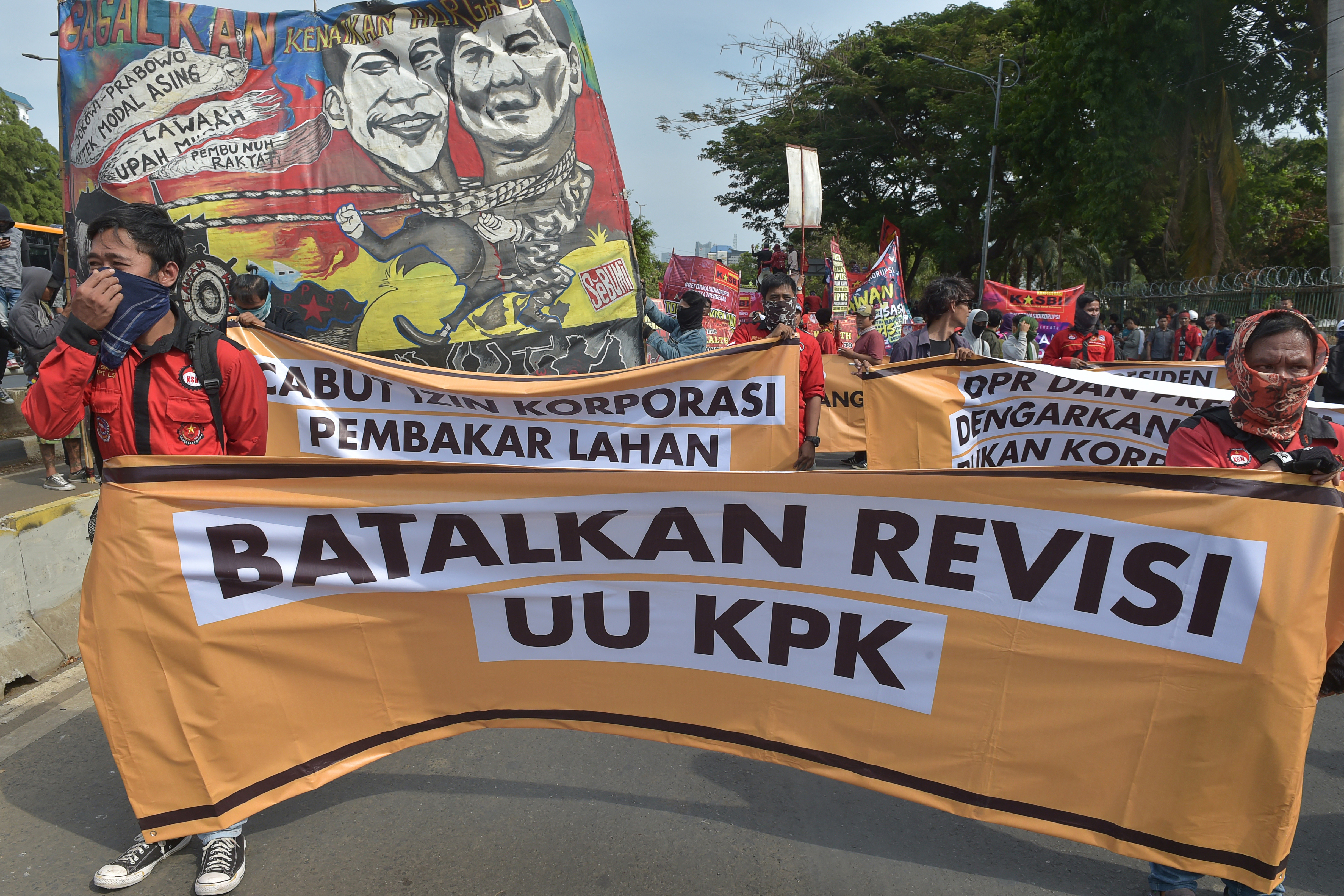Students hold a banner that reads "Cancel revision of criminal code law" during the 2019 protests against the new criminal code