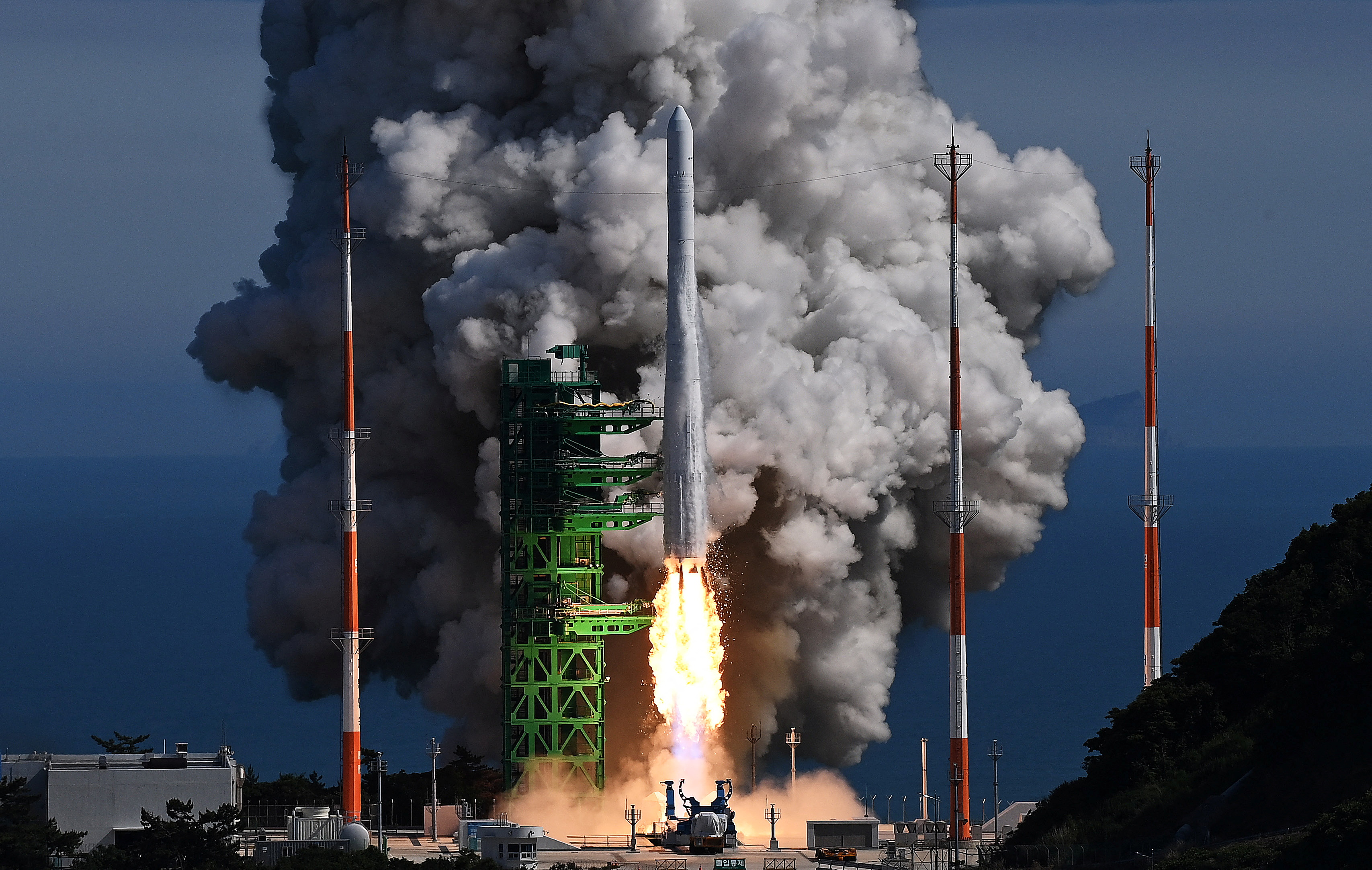 South Korea’s domestically produced Nuri space rocket lifts off from its launch pad at the Naro Space Center in Goheung County, South Korea, June 21, 2022. Mandatory credit Korea Pool/Yonhap via REUTERS ATTENTION EDITORS - THIS IMAGE HAS BEEN SUPPLIED BY A THIRD PARTY. SOUTH KOREA OUT. NO RESALES. NO ARCHIVES