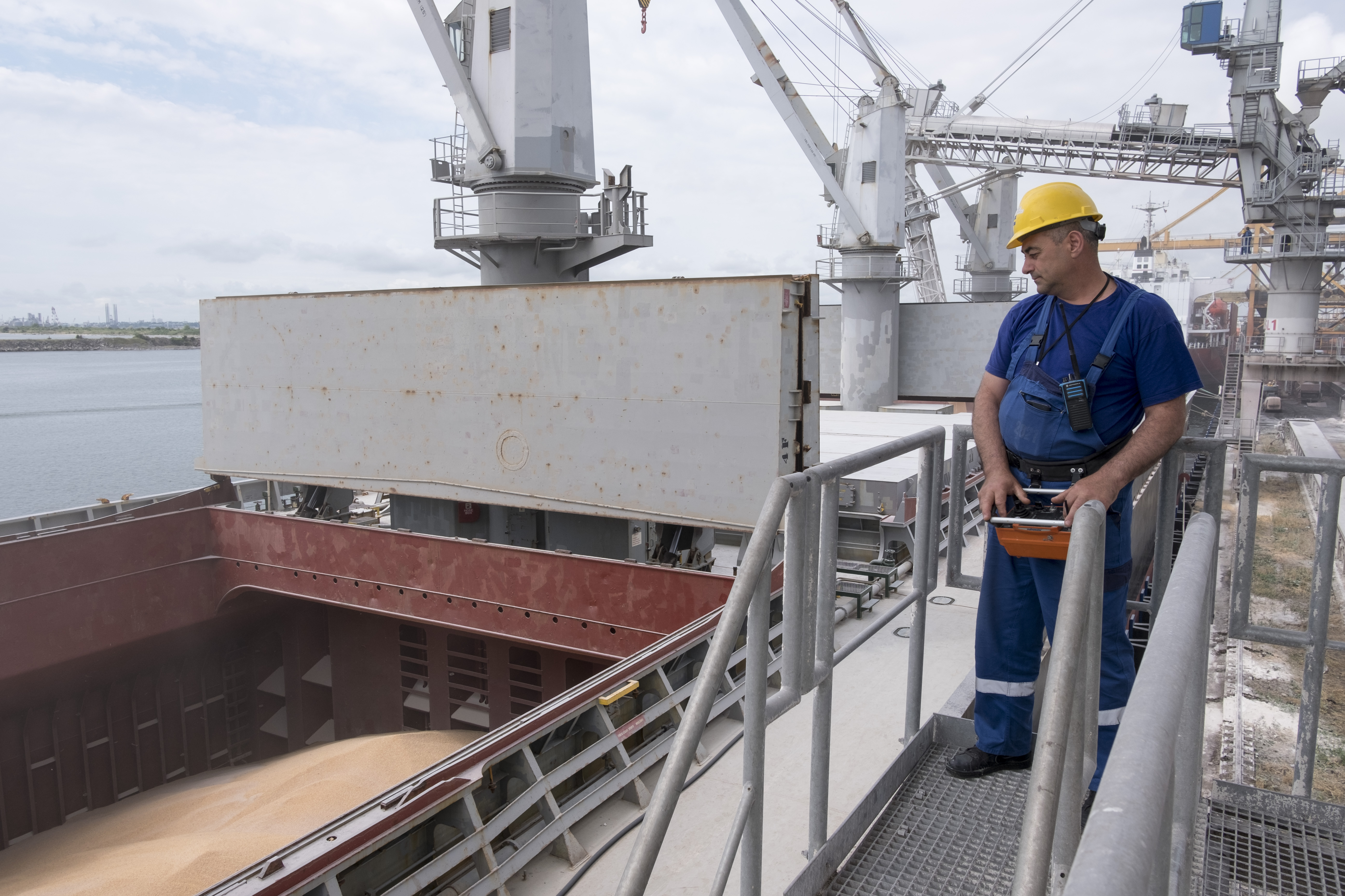 Constanta port houses the fastest cereal terminal in EU, with a ship loading capacity of 72.000 tons per day. The unloading and loading operations are highly automated, coordinated by a small number of workers.