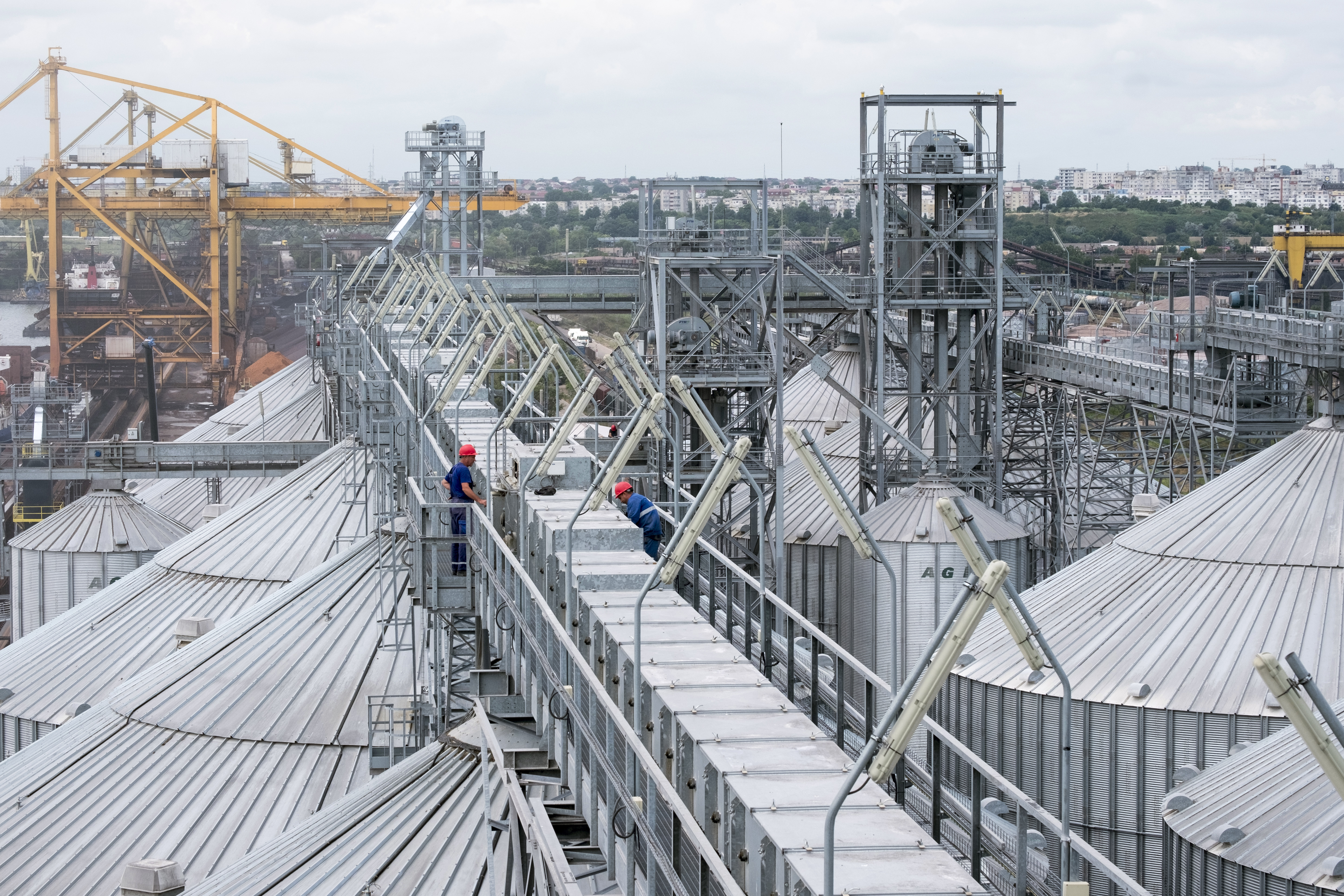 “Currently the storage capacity is full and we are expecting difficulties in a couple of months when the Romanian cereal crops will be harvested and we will need to handle both at the same time”, said Dan Dolghin, director of the cereal operation at Comvex.