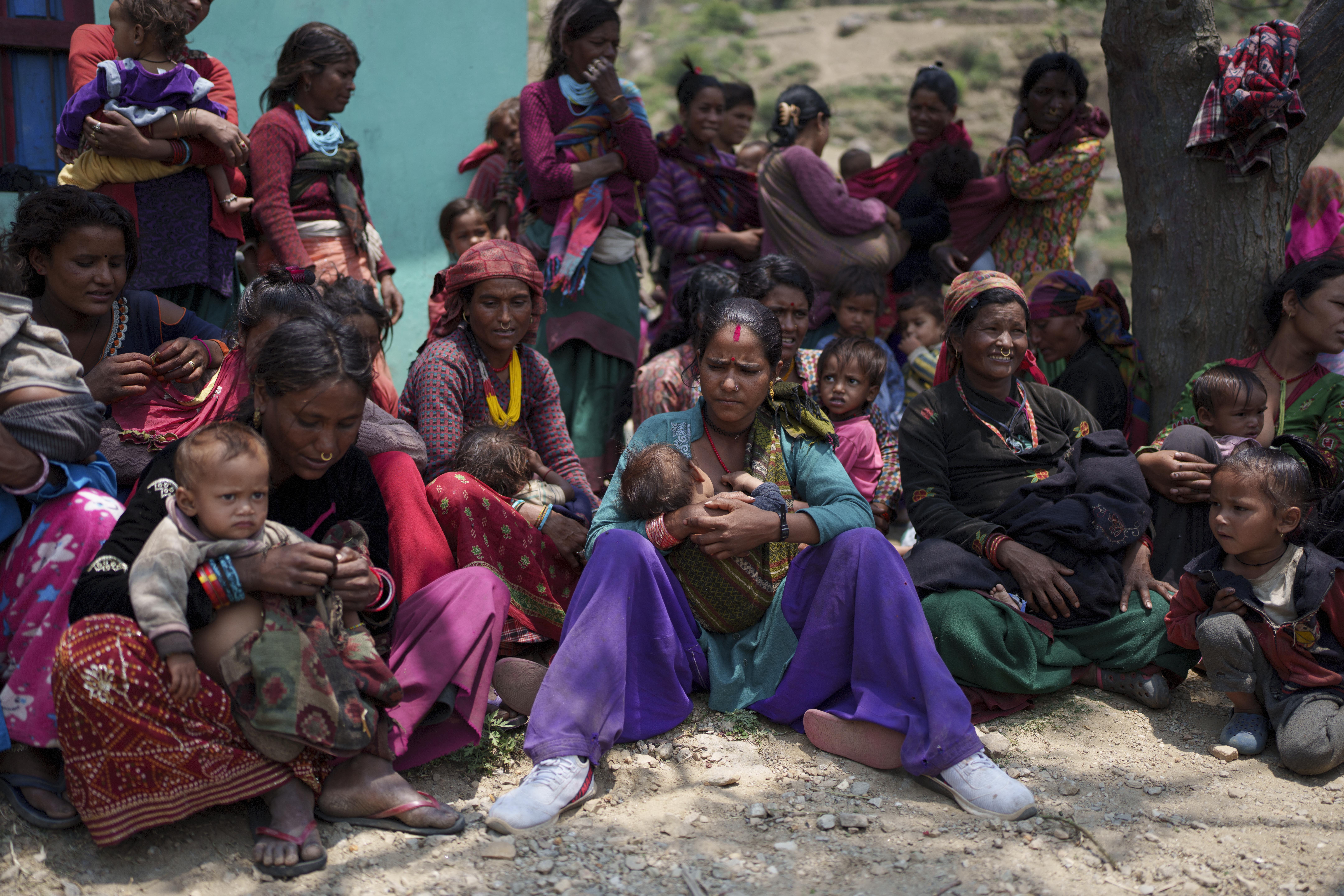 Women with their malnourished child