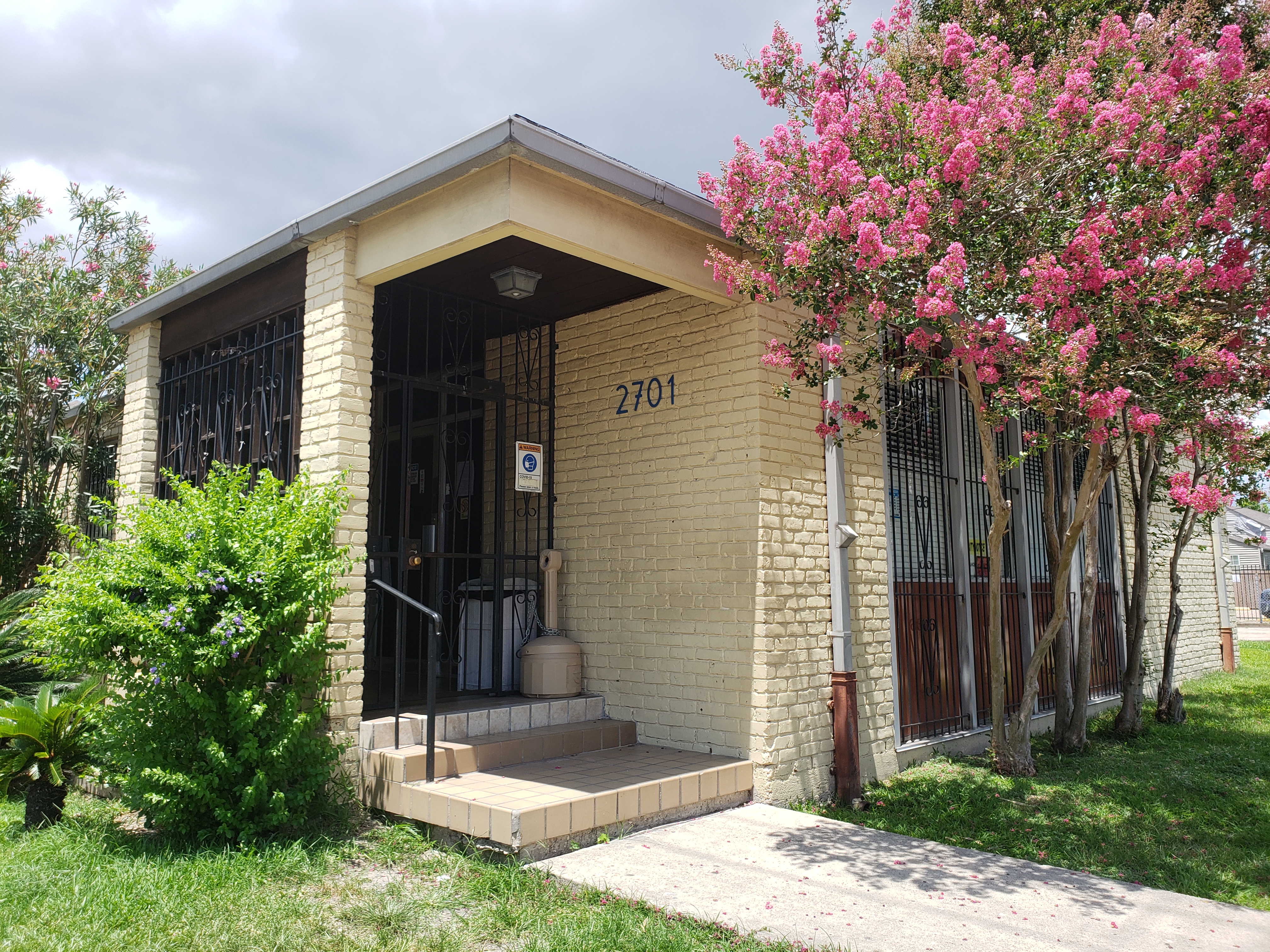 A photo of the front entrance of a clinic.