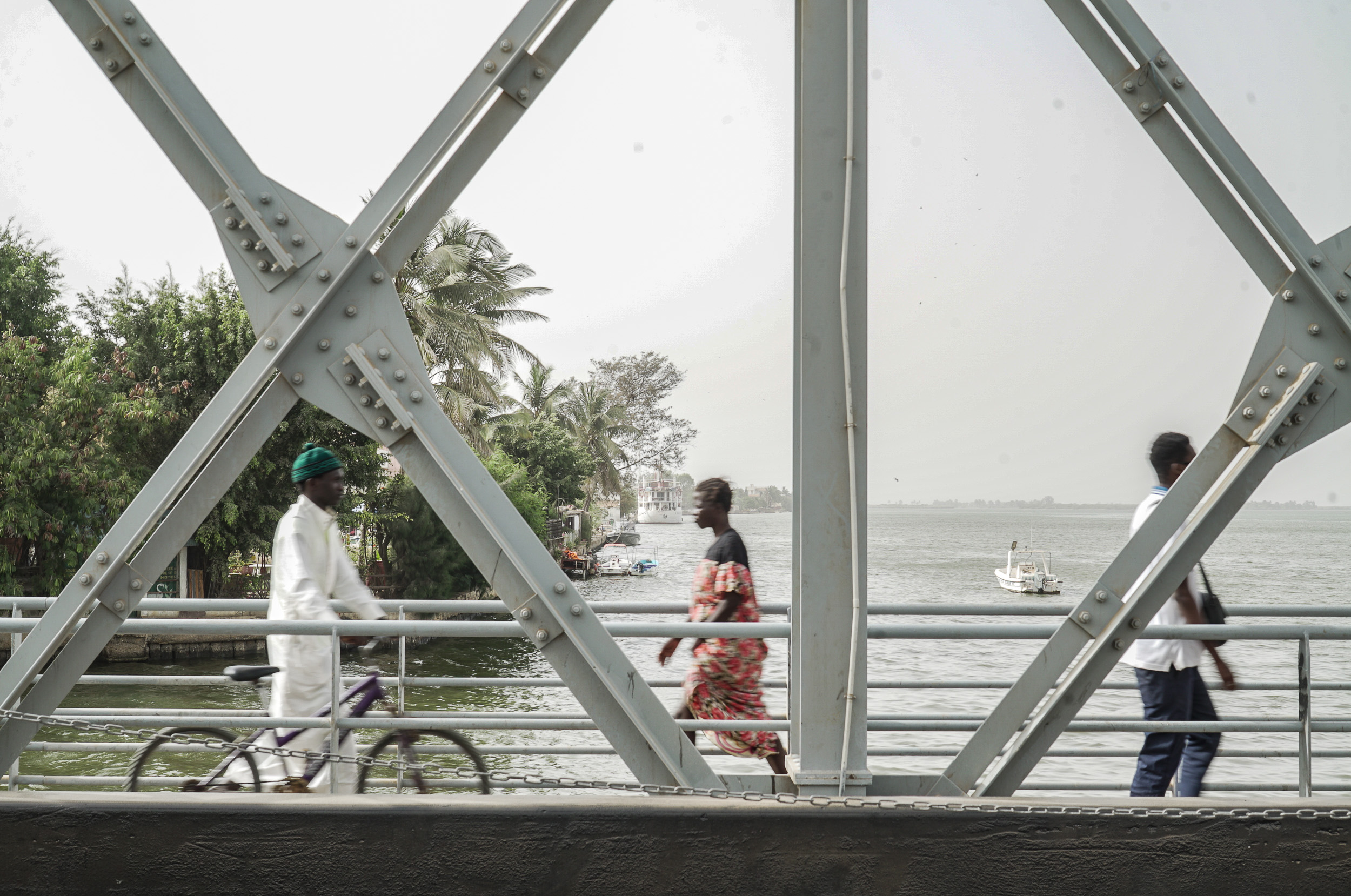 Saint Louis’ main tourist area is located on an island just 2 kilometers long and 300 meters wide. A bridge connects it to the mainland.