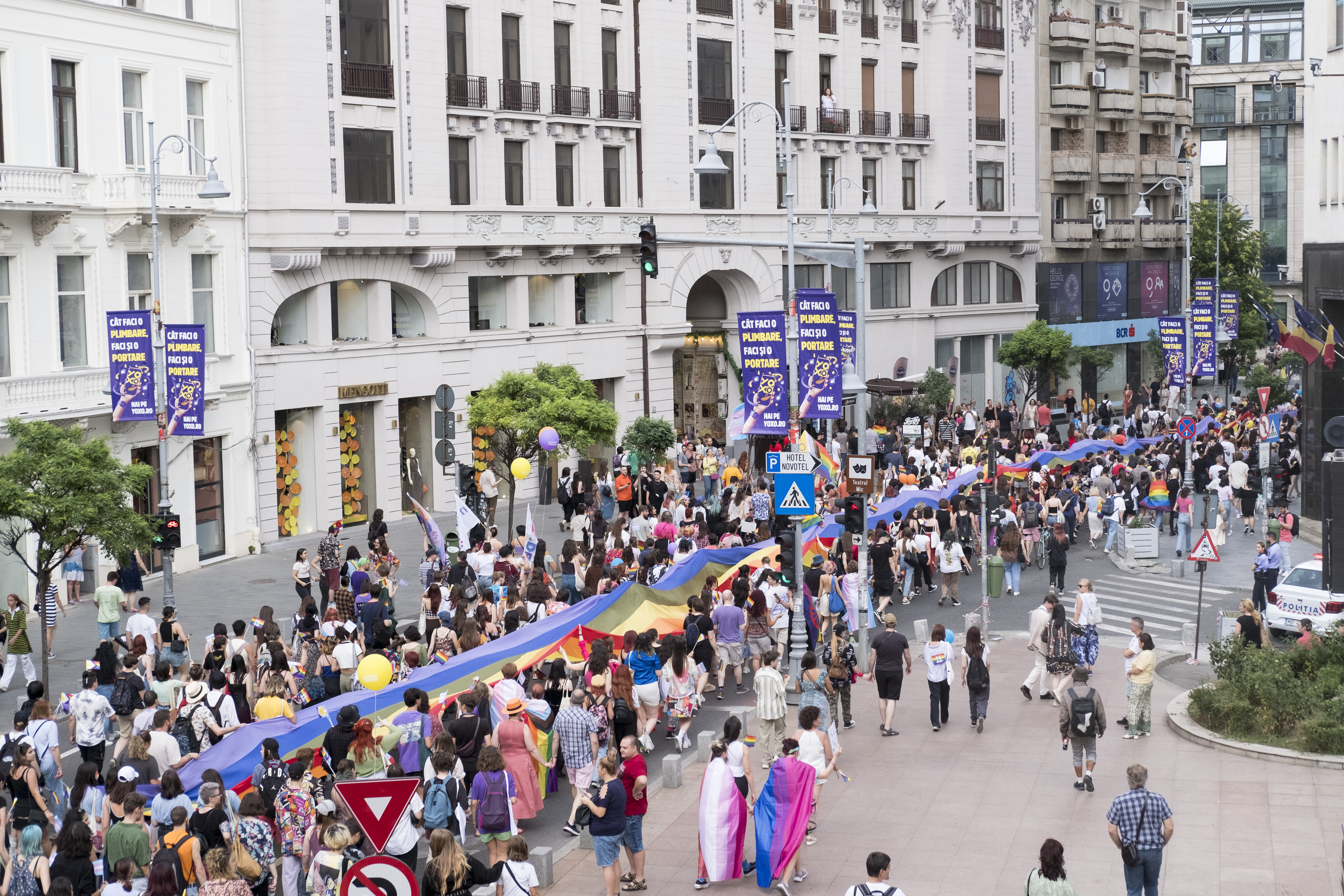 An LGBT flag tens of meters long was carried by people participating in the pride parade.