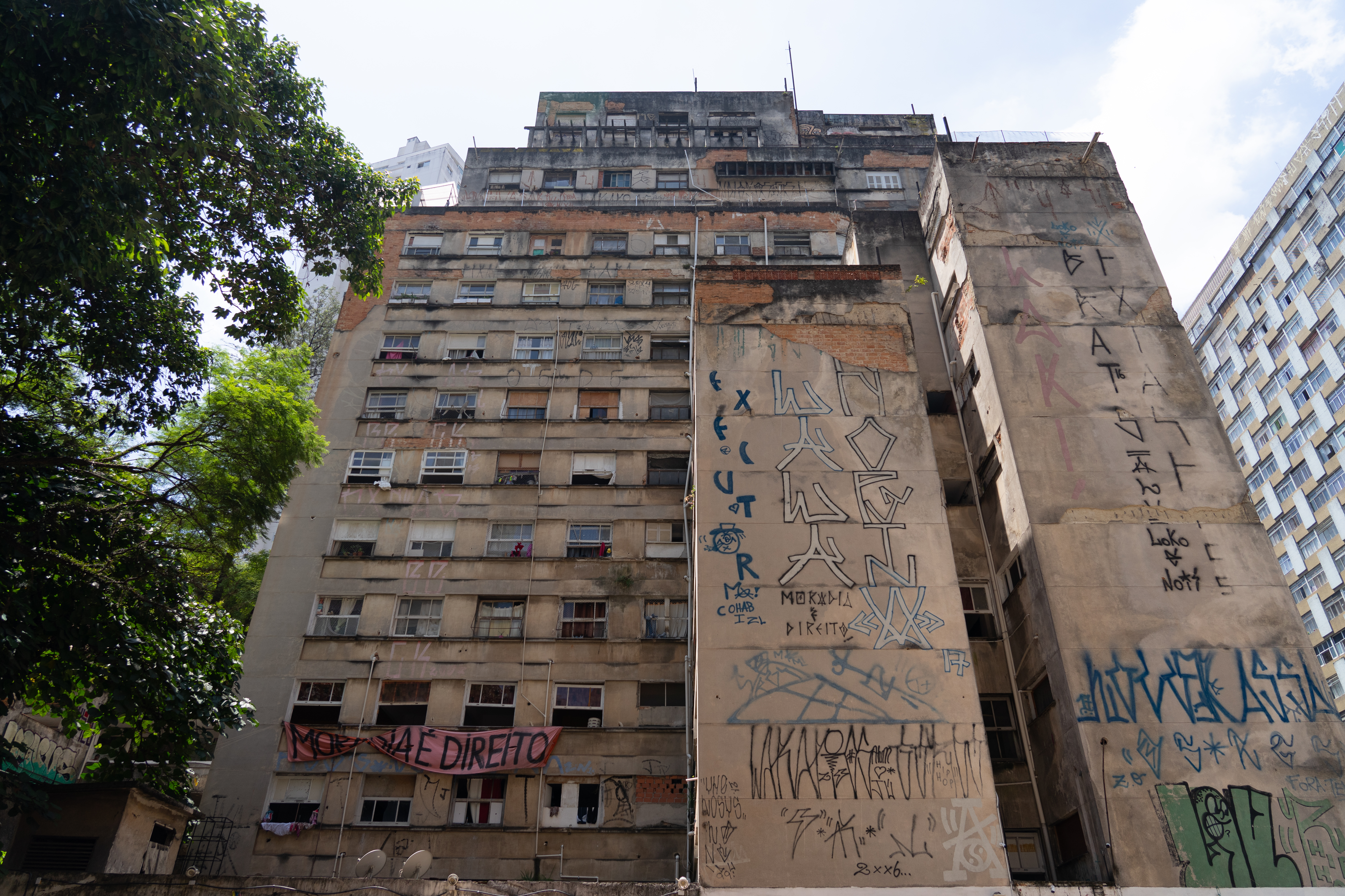 The 9 de Julho building houses 450 people