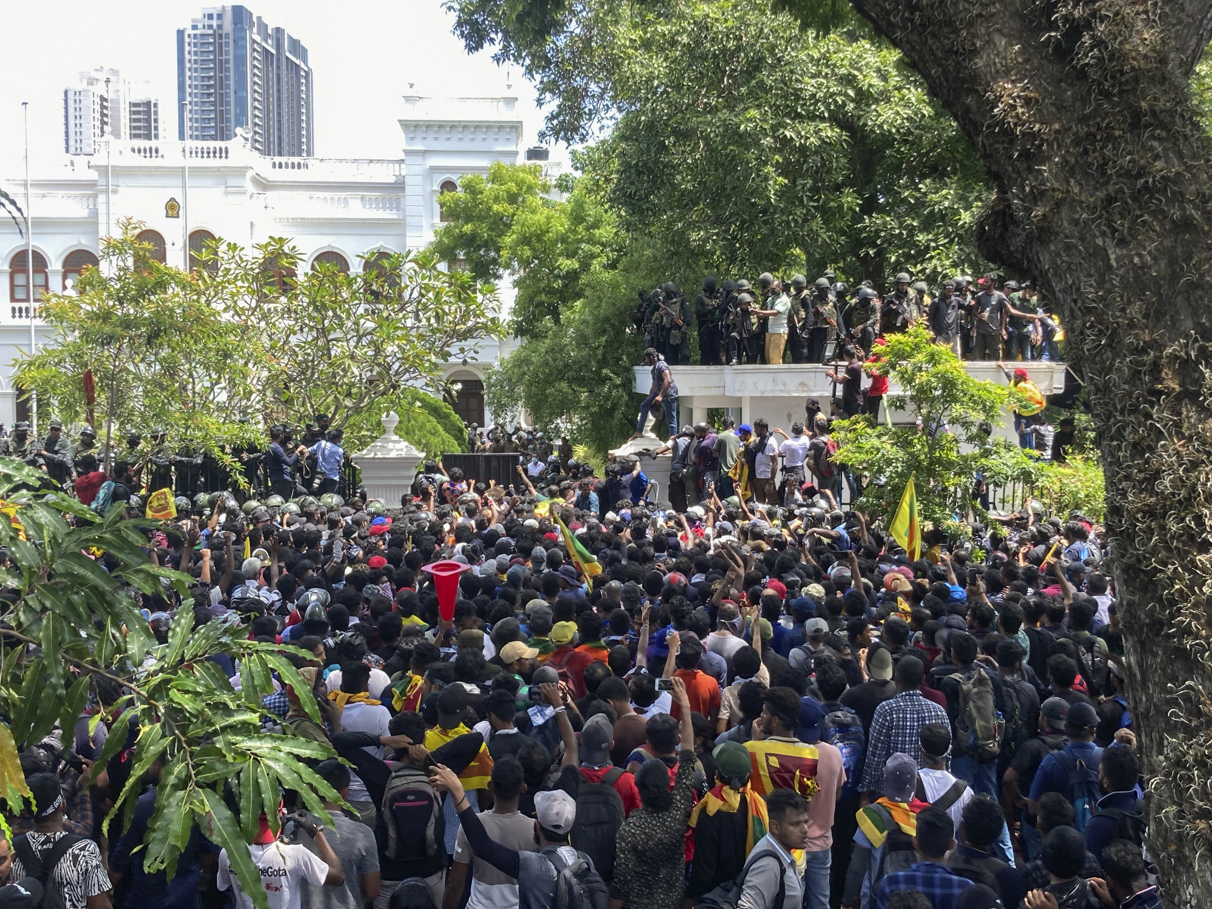 Sri Lankan protesters storm prime minister Ranil Wickremesinghe 's office,
