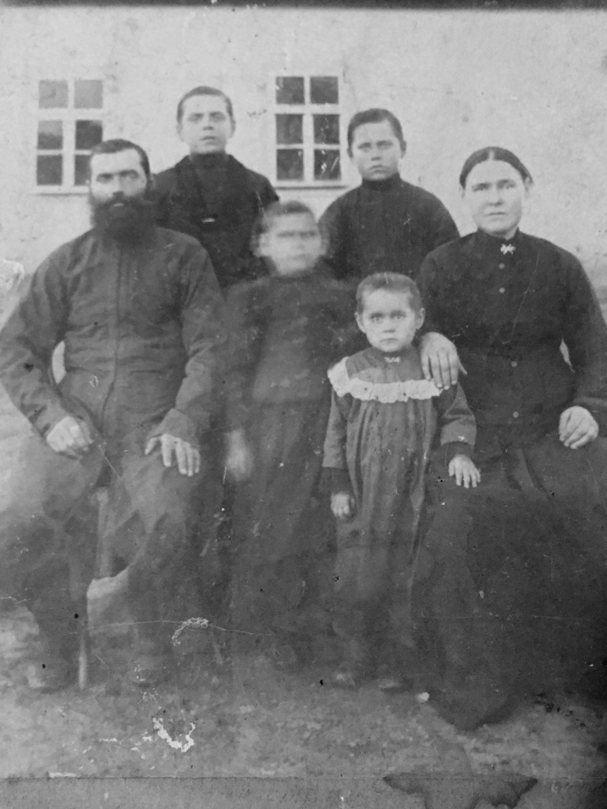 Black and white photo of a farmer family from Odesa shot at the beginning of the 20th century