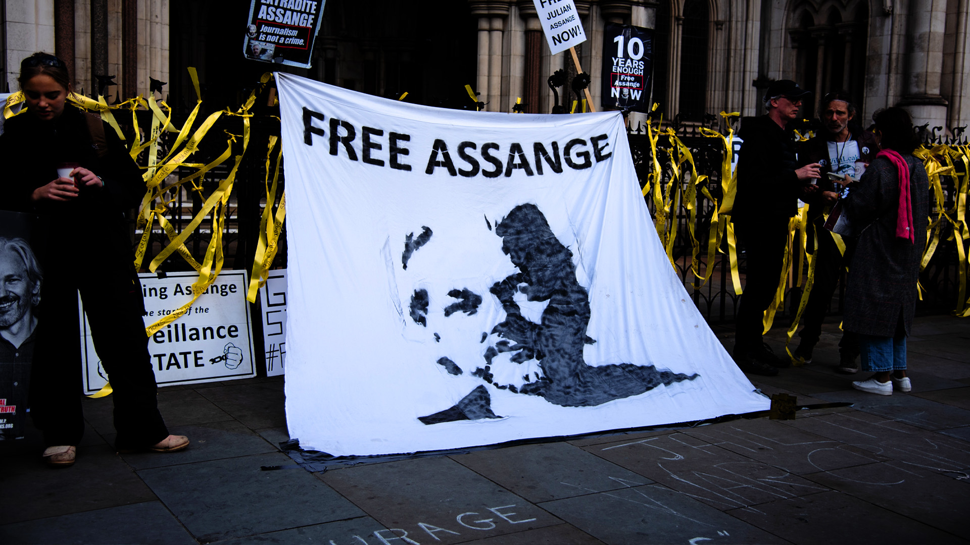 A banner with Julian Assange;s face on it and the words 'Free Assange'