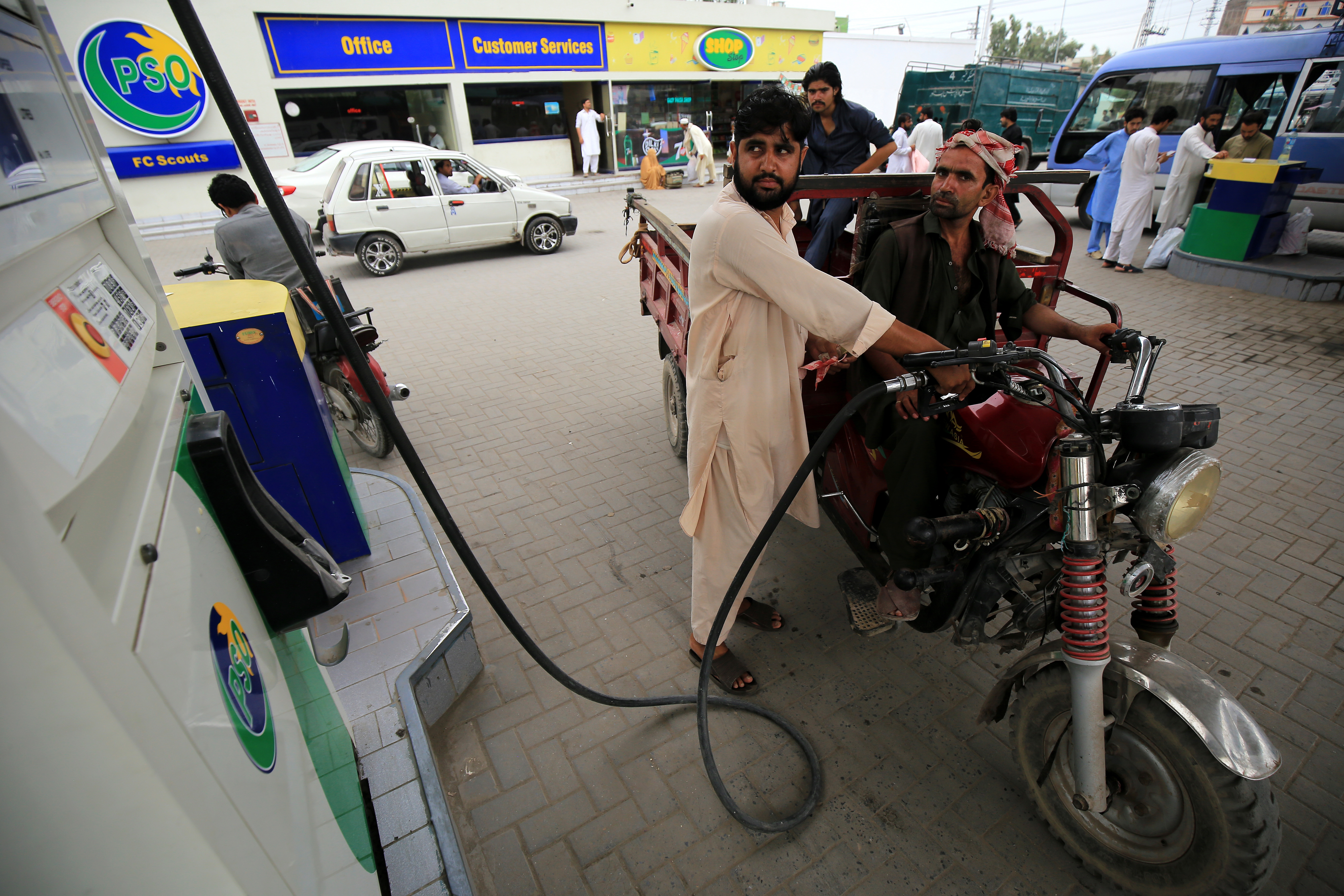 epa10045172 A gas station attendant fills the tank of a rickshaw in Peshawar, Pakistan, 01 July 2022. Pakistan's government increased fuel prices by 14.85 Pakistani rupees per liter (0.073 US dollar) on 01 July, bringing the petrol price to 248.74 Pakistani rupees (1.23 US dollar) per liter. The government failed to reach an agreement with the International Monetary Fund (IMF) on an economic bailout, largely due to economic instability in the country. 
