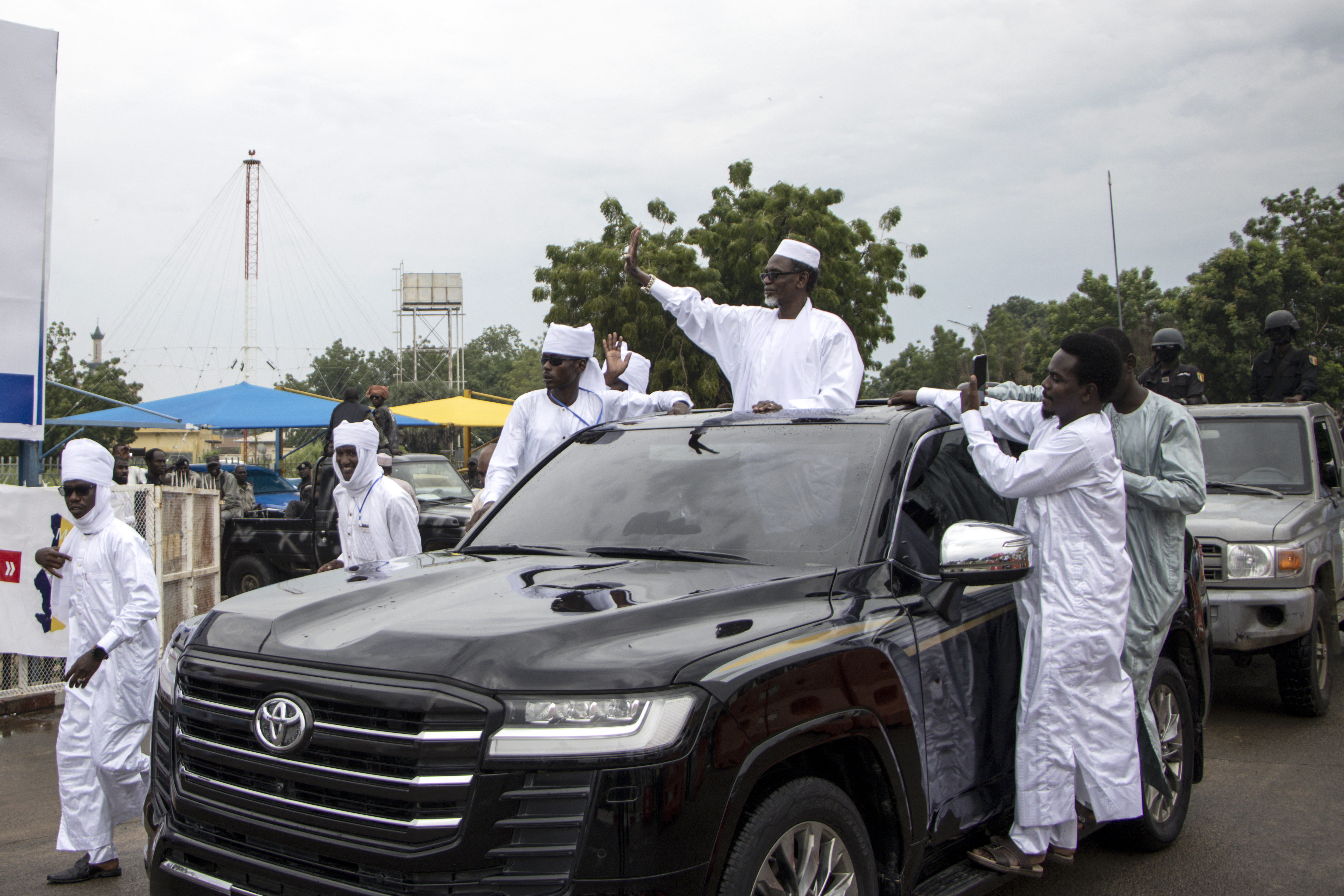 Timan Erdimi (C), leader of the rebel Union of Resistance Forces (UFR), waves as he leaves the the N'Djamena International Airport after arriving in N'Djamena, Chad, on August 18, 2022, after 17 years in exile. - Timan Erdimi, the head of the Union of Resistance Forces (UFR), has been living in exile in Qatar for at least a decade, after his rebel group attempted to overthrow former Chadian president Idriss Deby Itno, first in 2008 and again in 2019.
