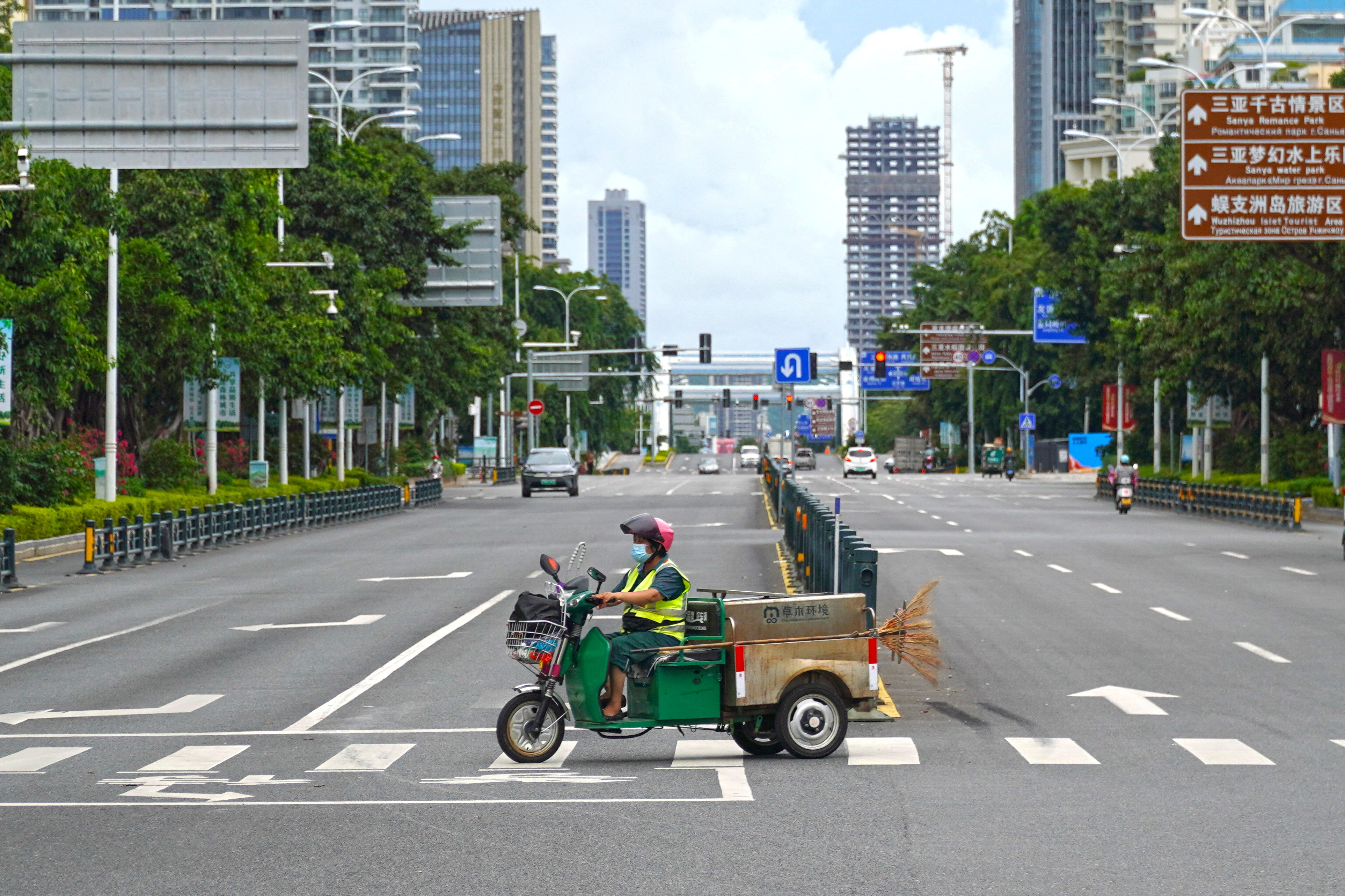 An mostly-empty street in Sanya, China.