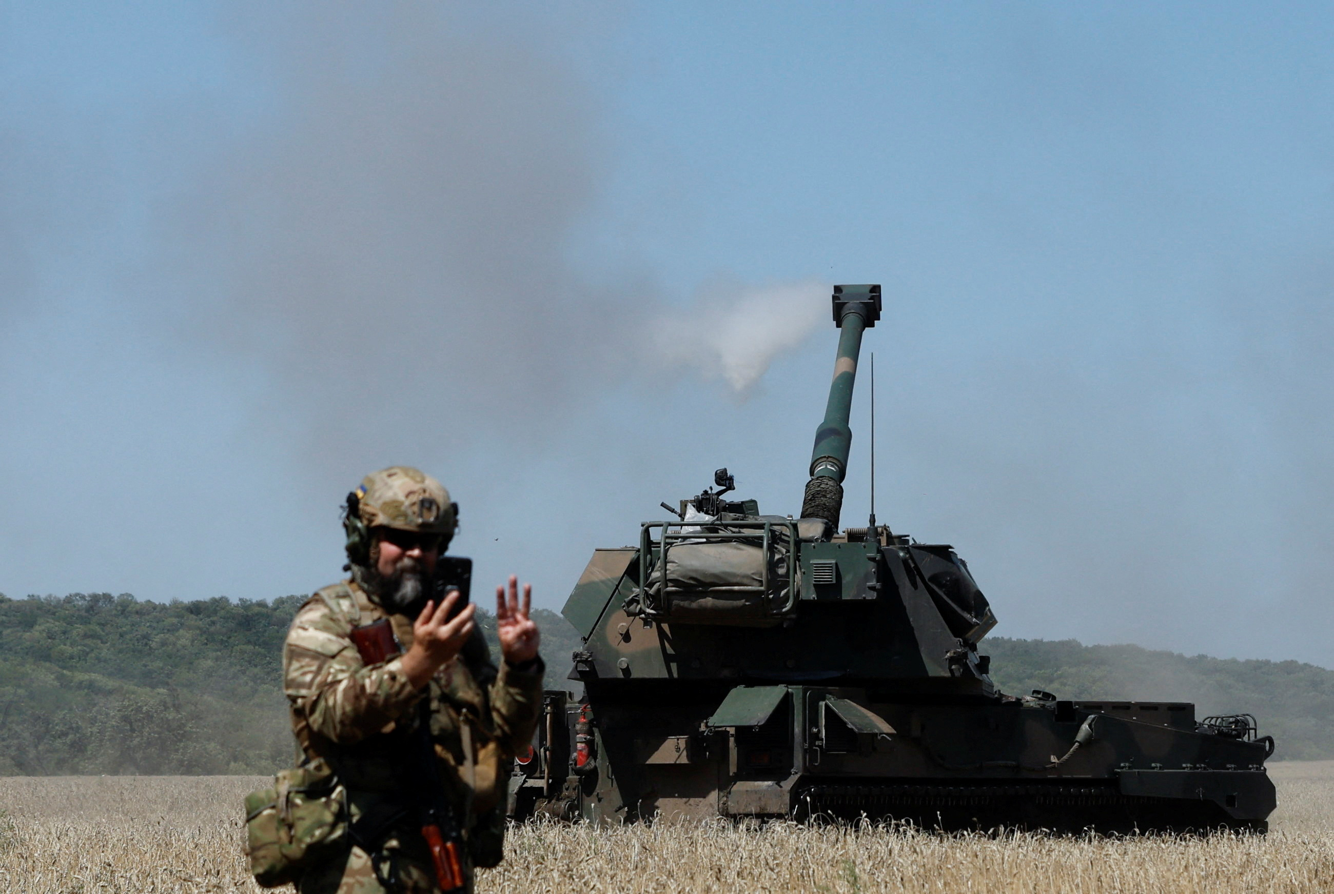 Ukrainian servicemen fire towards Russian troops on self-propelled AHS Krab howitzer in Donetsk region, Ukraine, August 23, 2022 [Ammar Awad/Reuters]