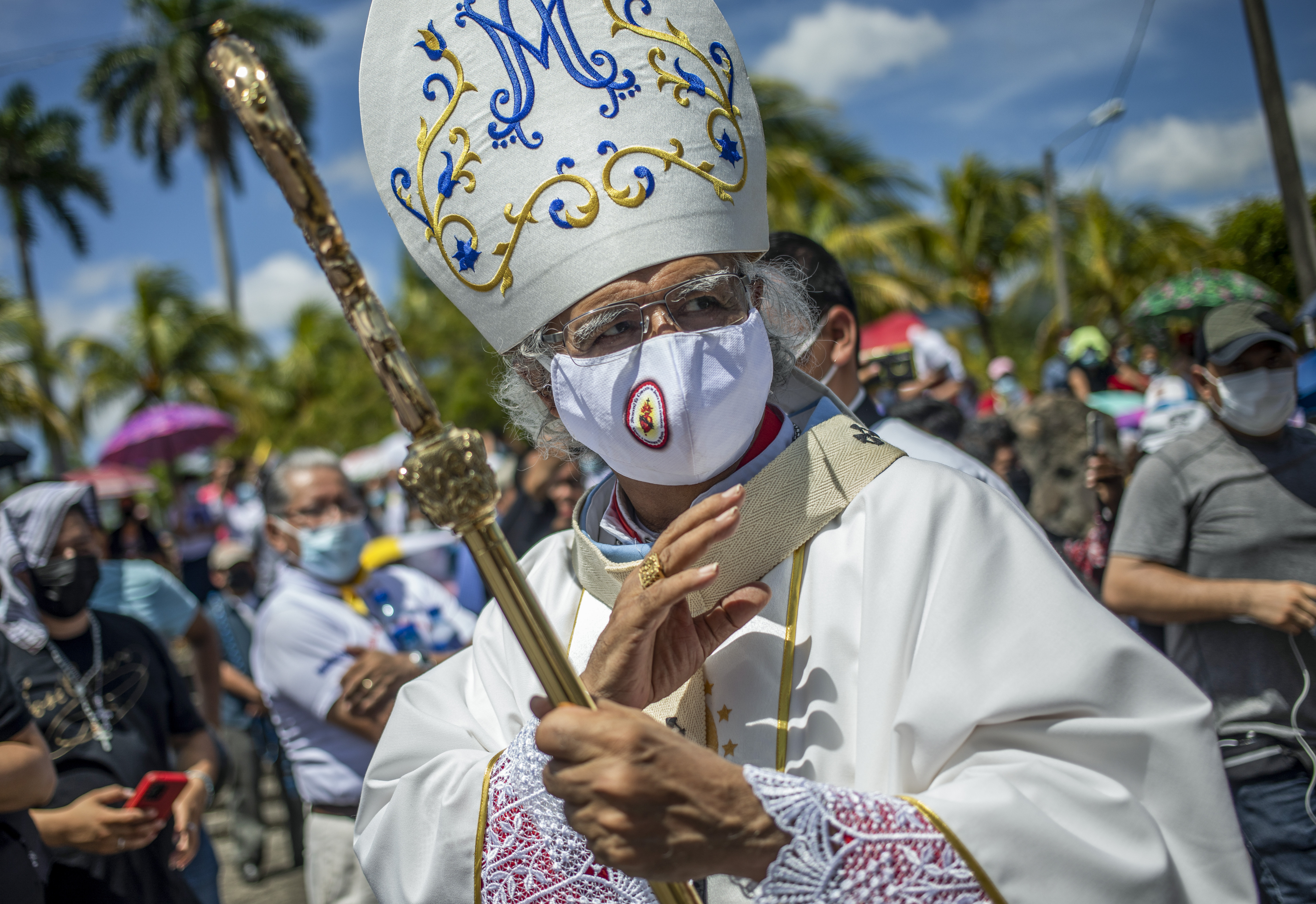 Cardinal Leopoldo Brenes blesses follower in Managua