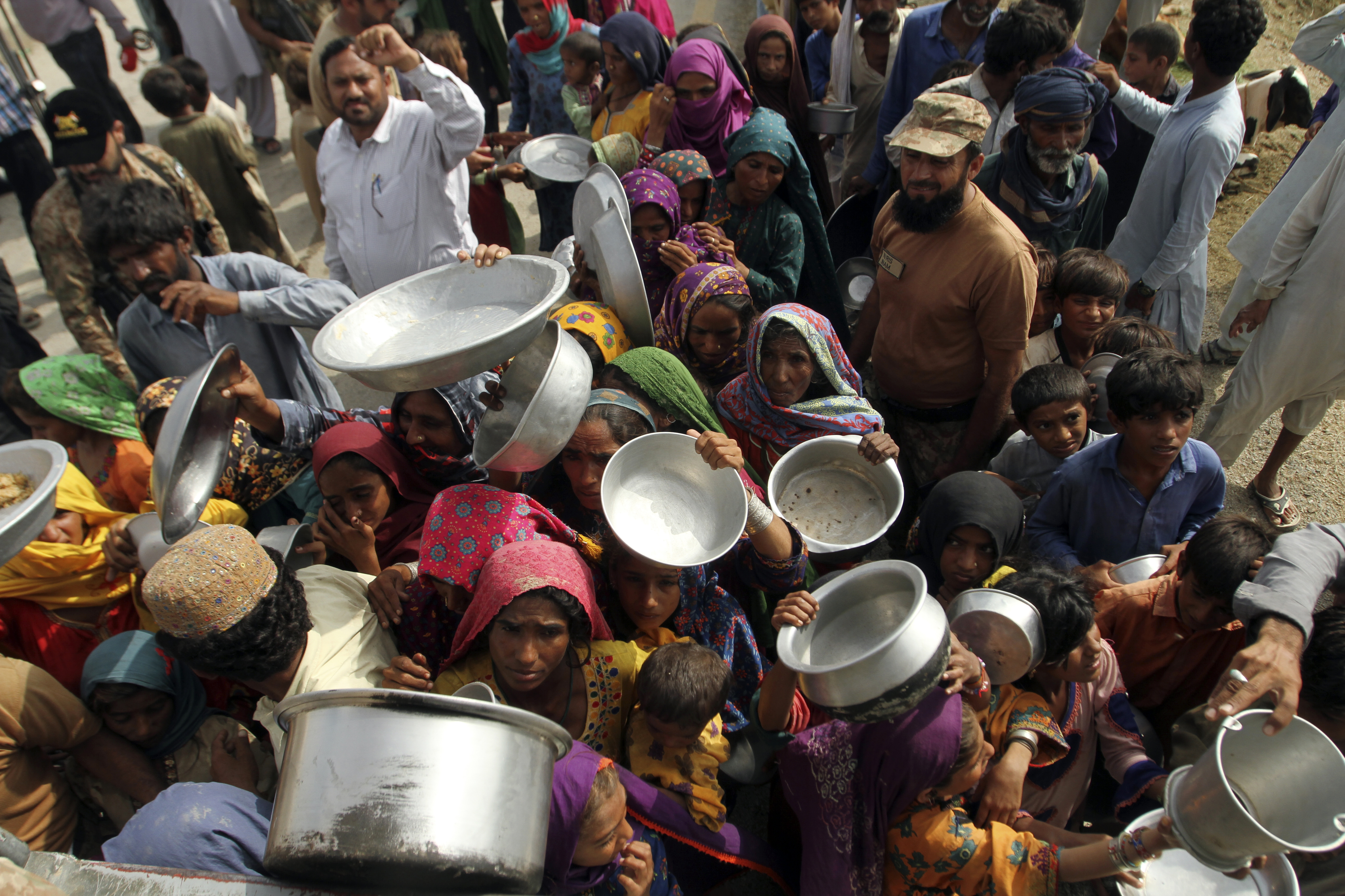Army troops distribute food and other stuff to displace people
