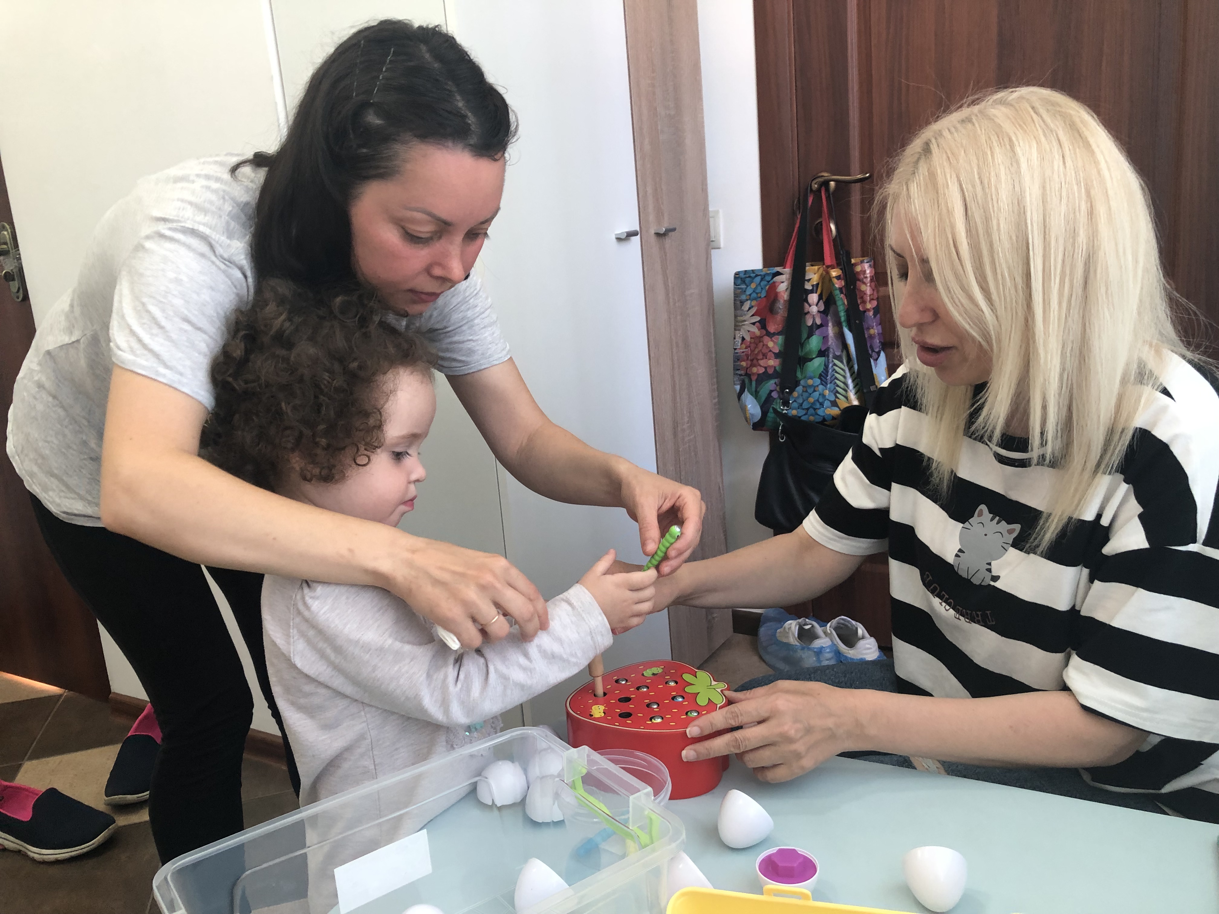 A photo of Olha Chermayina and her daughter Alisa playing at the Start Centre.