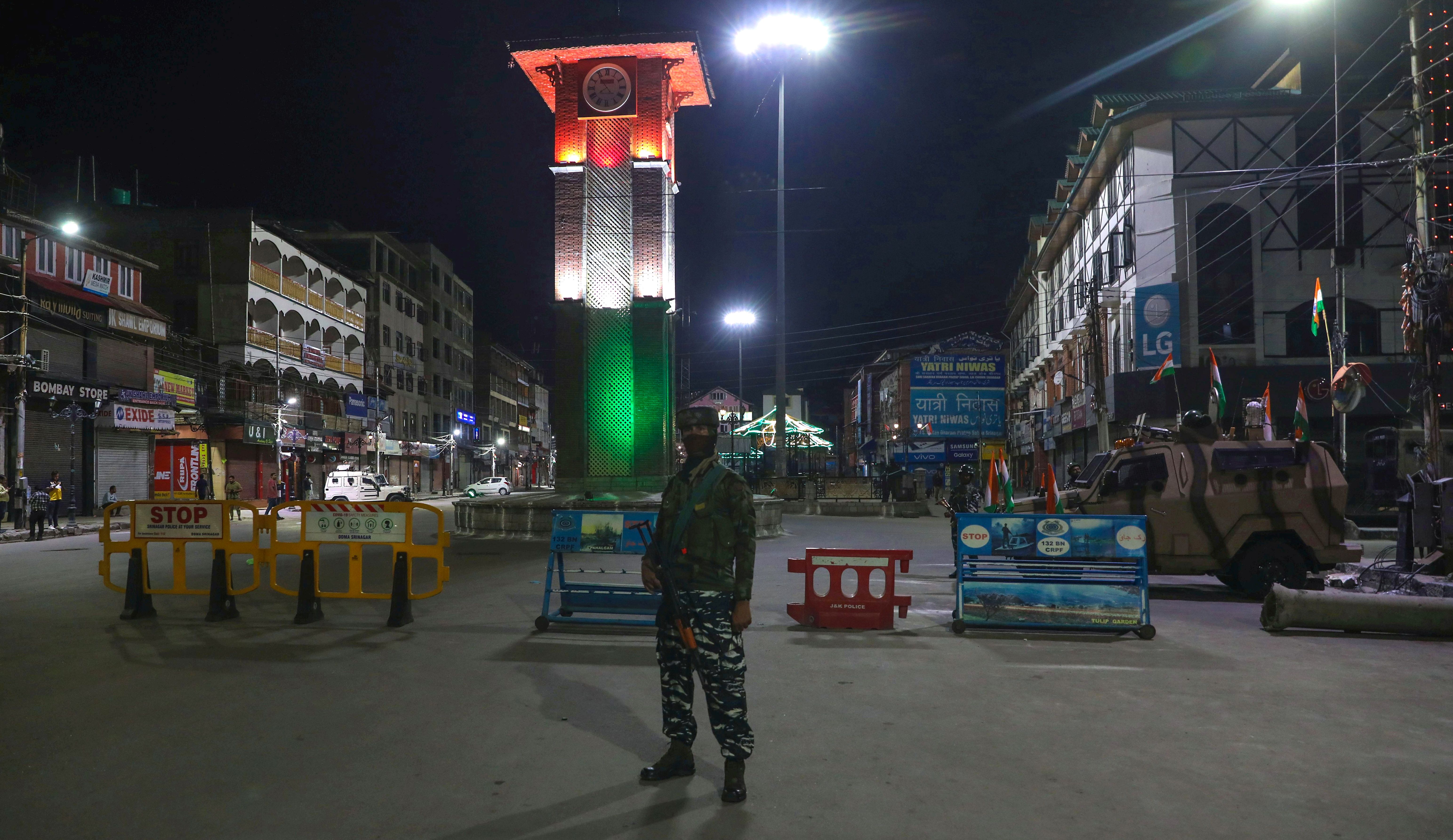 Indian police and paramilitary soldiers