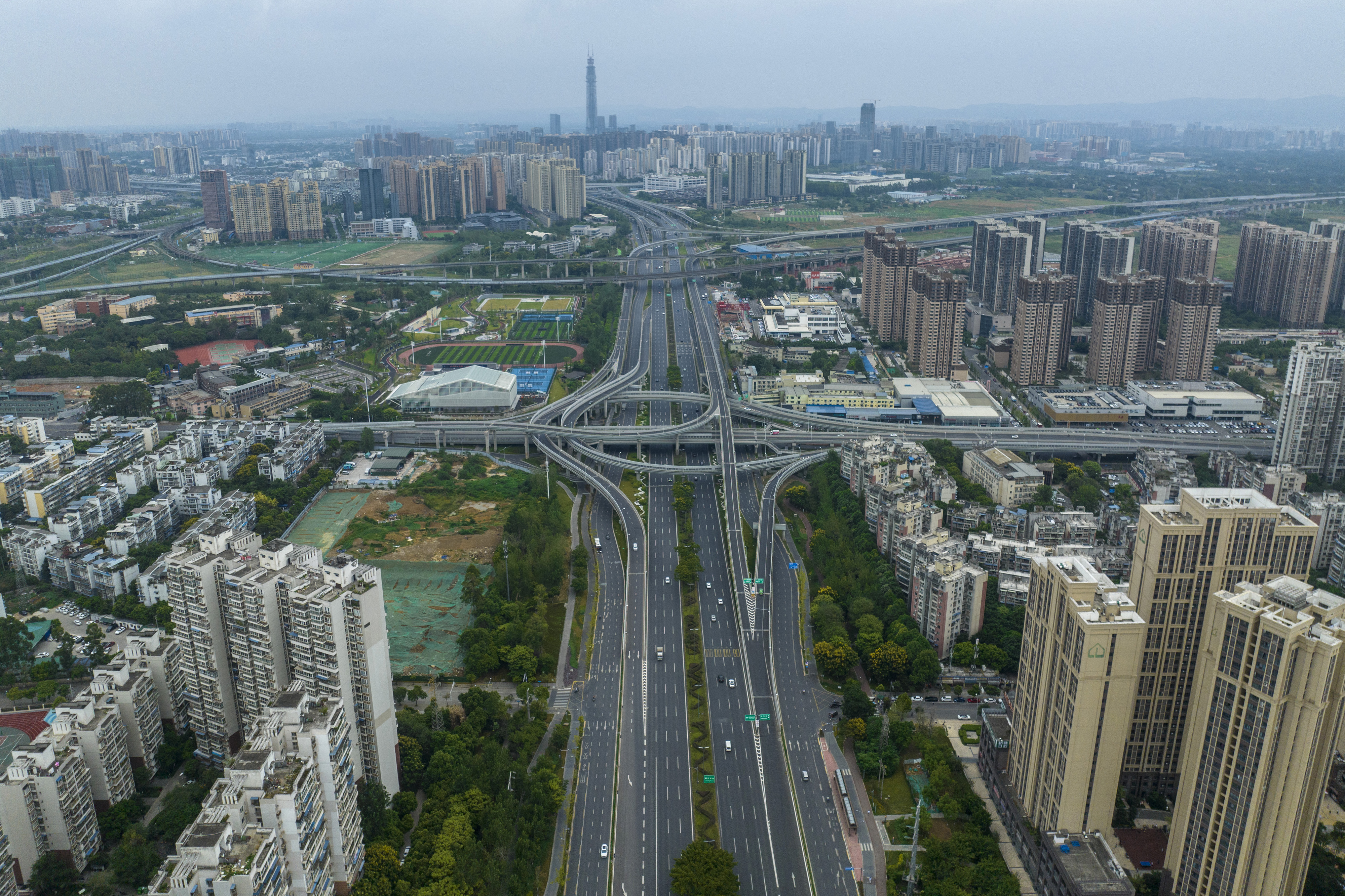 This aerial photo taken on September 1, 2022 shows nearly empty roads amid restrictions due to an outbreak of the Covid-19 coronavirus in Chengdu, in China's southwestern Sichuan province. (Photo by CNS / AFP) / China OUT