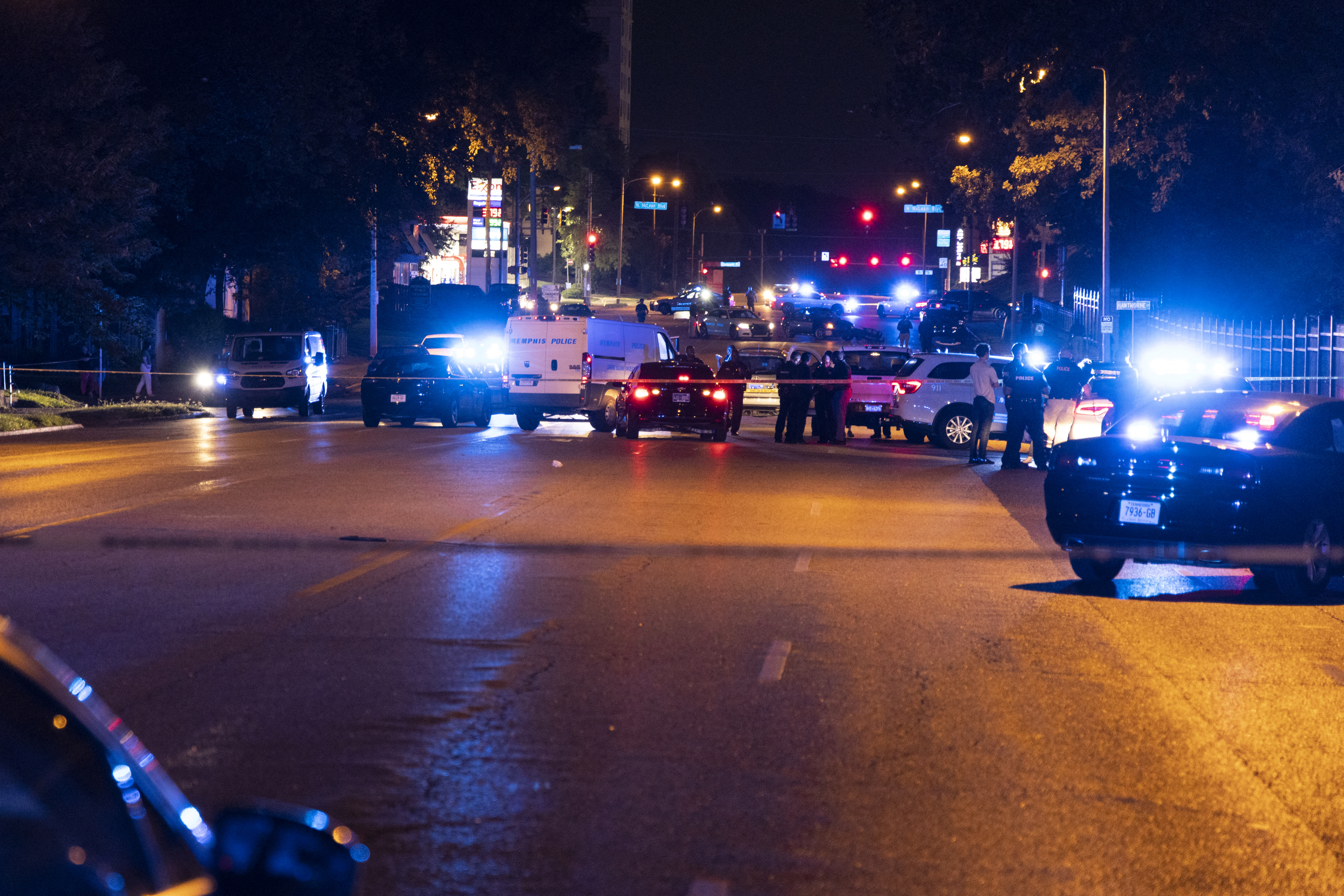 MEMPHIS, TENNESSEE - SEPTEMBER 7: Police investigate the scene of a reported carjacking reportedly connected to a series of shootings on September 7, 2022 in Memphis, Tennessee. Memphis police arrested a 19-year-old man in connection with the shootings of multiple people across the city while allegedly livestreaming the crimes on Facebook, according to published reports. Brad Vest/Getty Images/AFP (Photo by Brad Vest / GETTY IMAGES NORTH AMERICA / Getty Images via AFP)