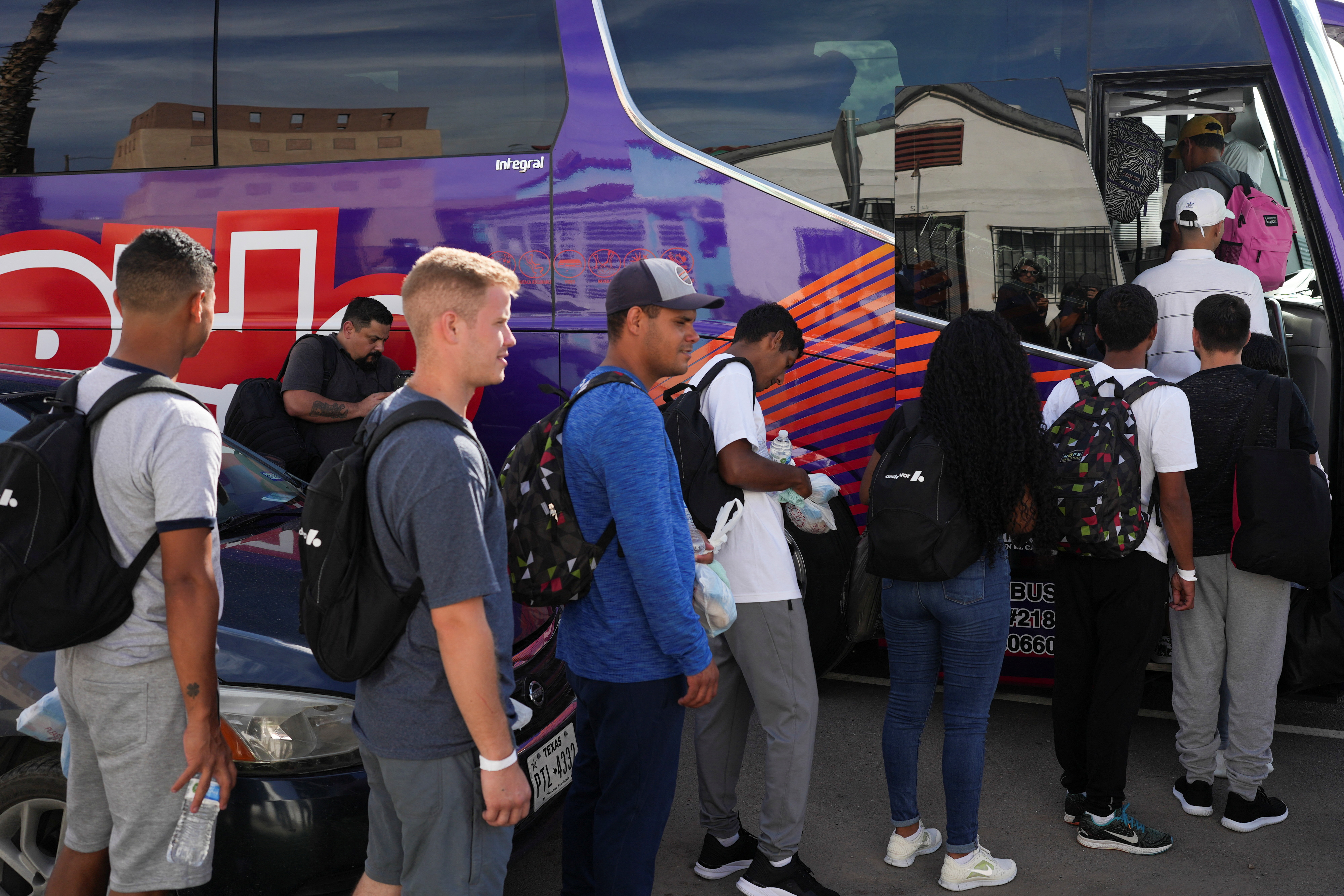 Refugees and migrants boarding buses in El Paso, Texas.