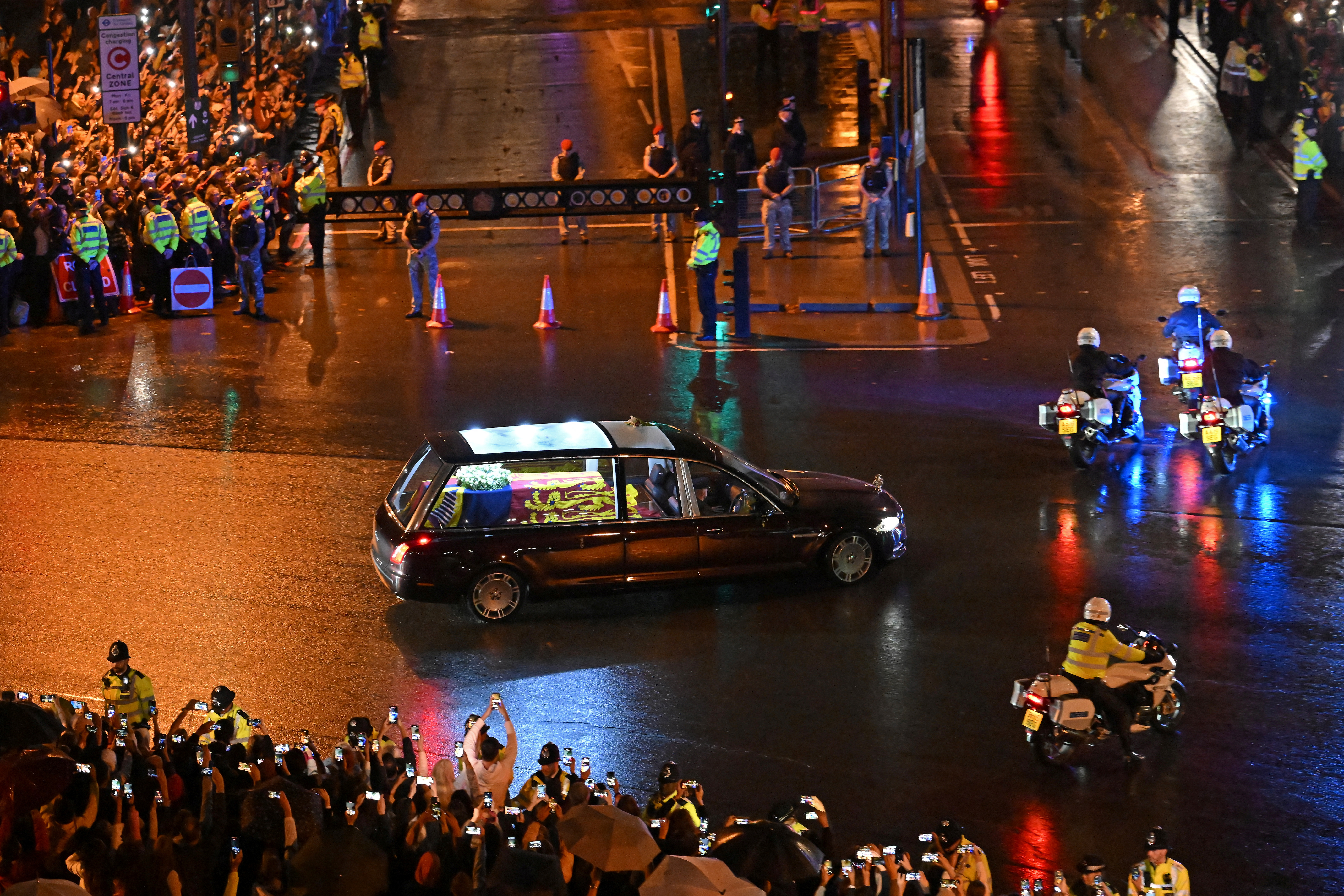 Seen from the top of the Wellington Arch, the coffin of Queen Elizabeth II is taken in the royal hearse to Buckingham Palace in London, the UK.