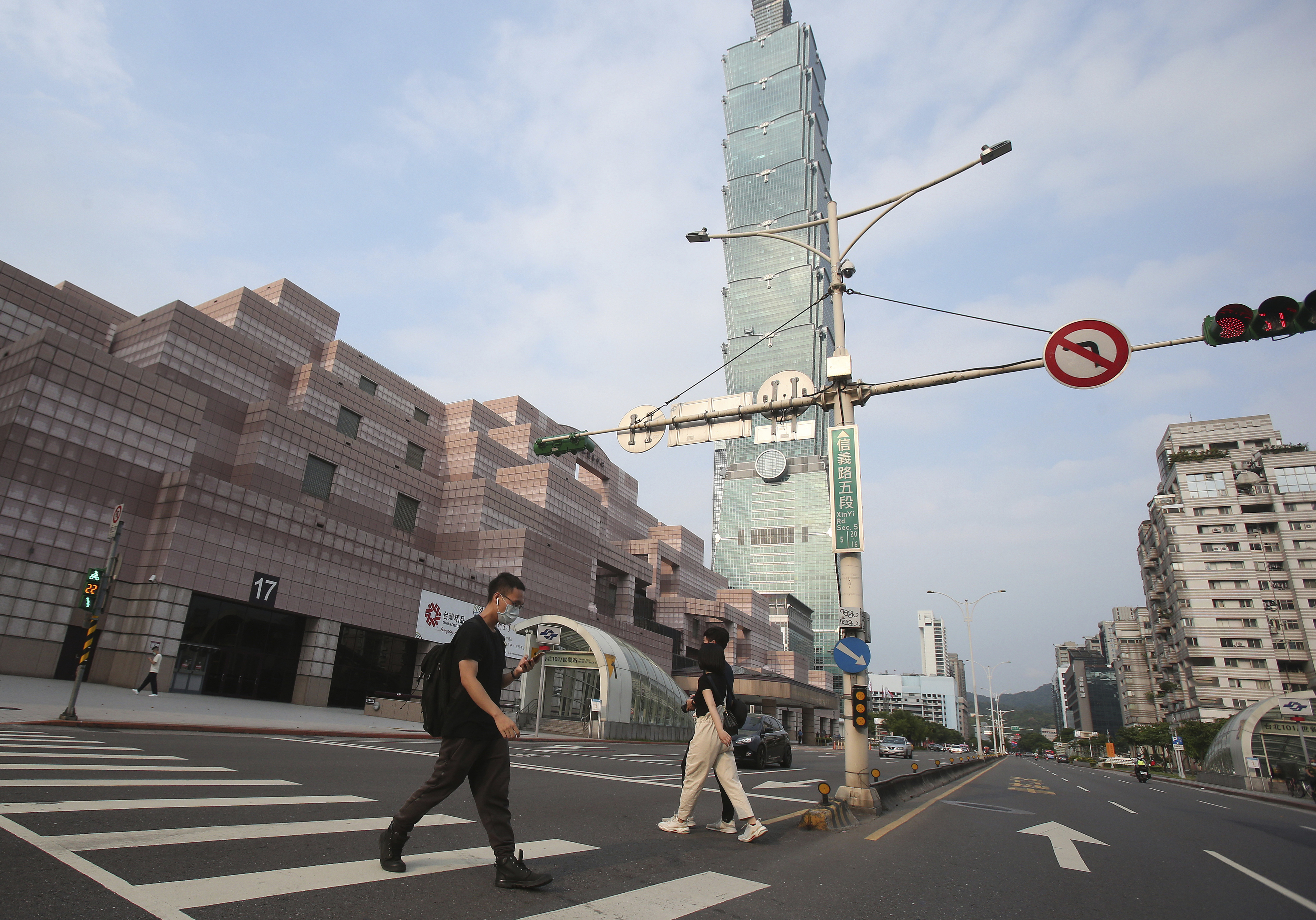 people in Taiwan with face masks