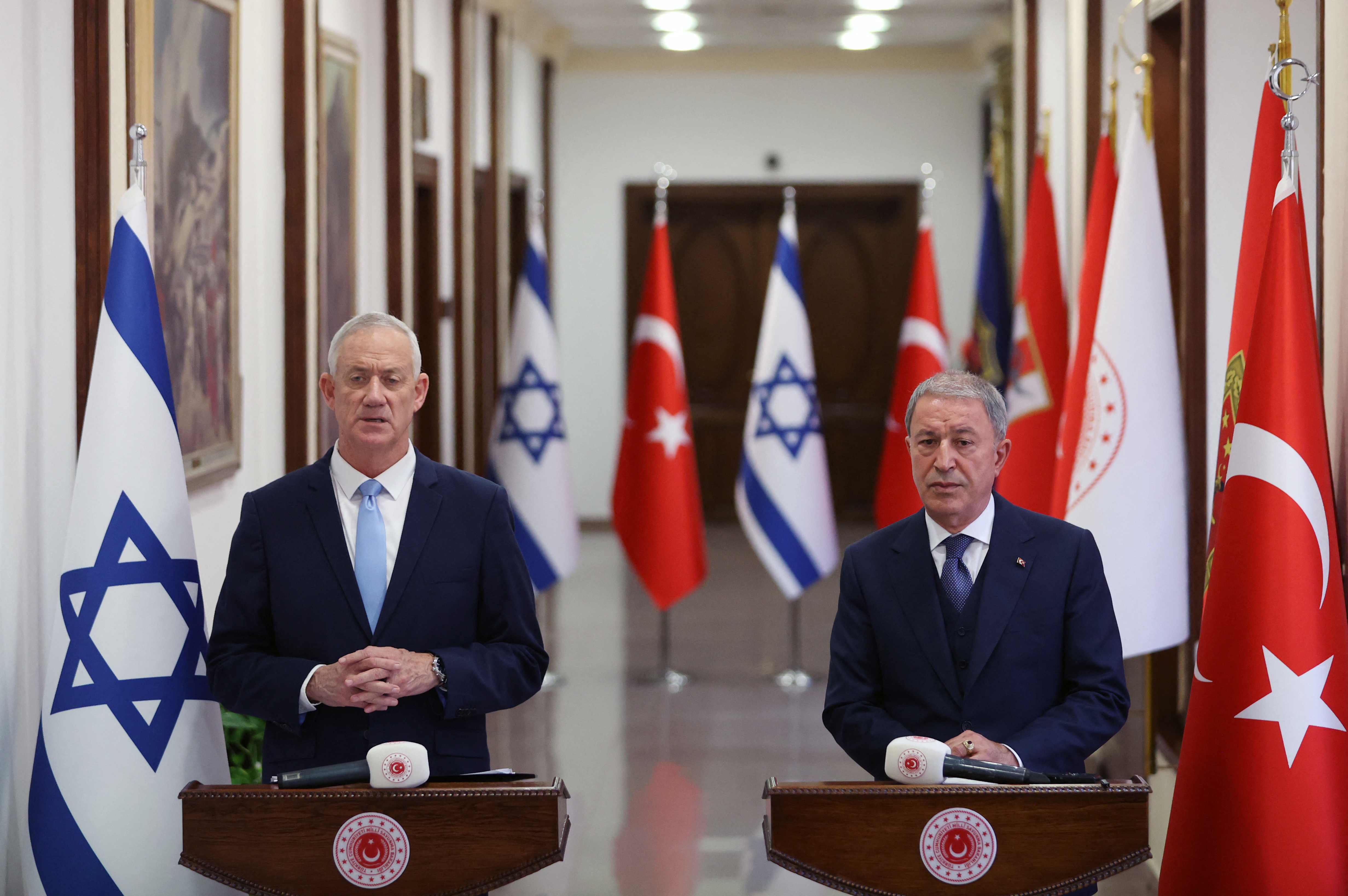 This handout picture released on October 27, 2022 by the Press Office of the Ministry of National Defence shows Israeli Defence Minister Benny Gantz (L) and Turkish Defence Minister Hulusi Akar (R) giving a press conference after their meeting at the ministry of Turkish National Defence in Ankara, on October 27, 2022. (Photo by HANDOUT / Press Office of the Ministry of National Defense / AFP) / RESTRICTED TO EDITORIAL USE - MANDATORY CREDIT "AFP PHOTO / Press Office of the Ministry of National Defense" - NO MARKETING - NO ADVERTISING CAMPAIGNS - DISTRIBUTED AS A SERVICE TO CLIENTS