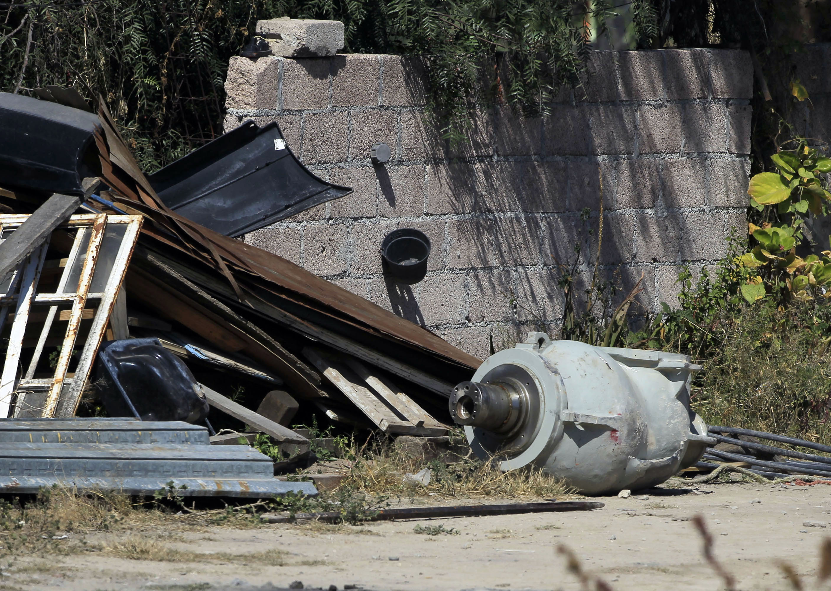 A container reportedly used to transport cobalt-60 (R) that was being sent from a hospital to a radioactive waste-storage centre is seen in the town of Hueypoxtla, near Mexico City in 2013. The dangerous radioactive medical material was being transported by truck when the vehicle was stolen by thieves. The UN warned that such radioactive material could be used in a dirty bomb [File: Henry Romero/Reuters]