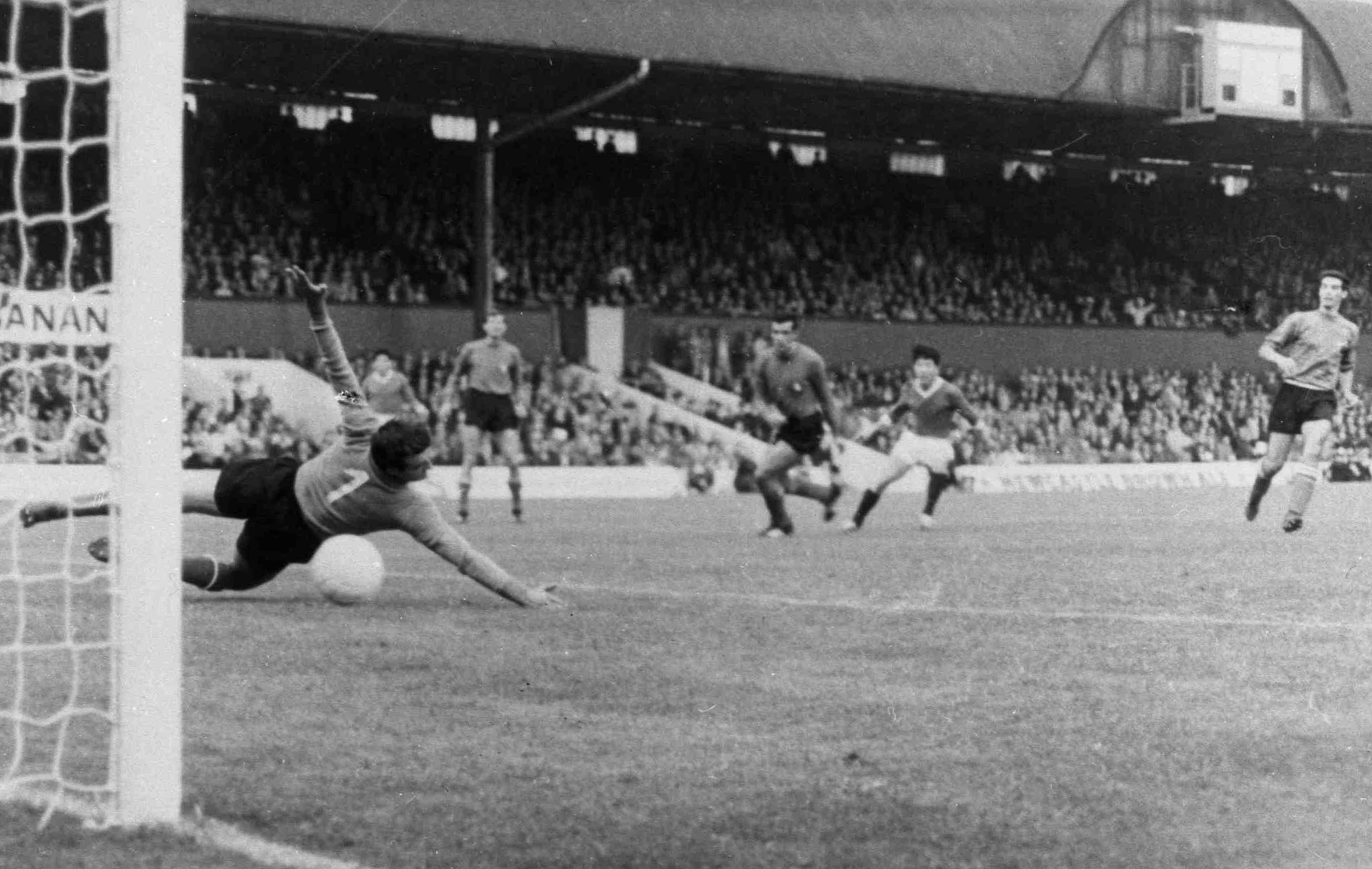 North Korea's midfielder Pak Doo Ik, second right, shoots past Italian goalkeeper Enrico Albertosi