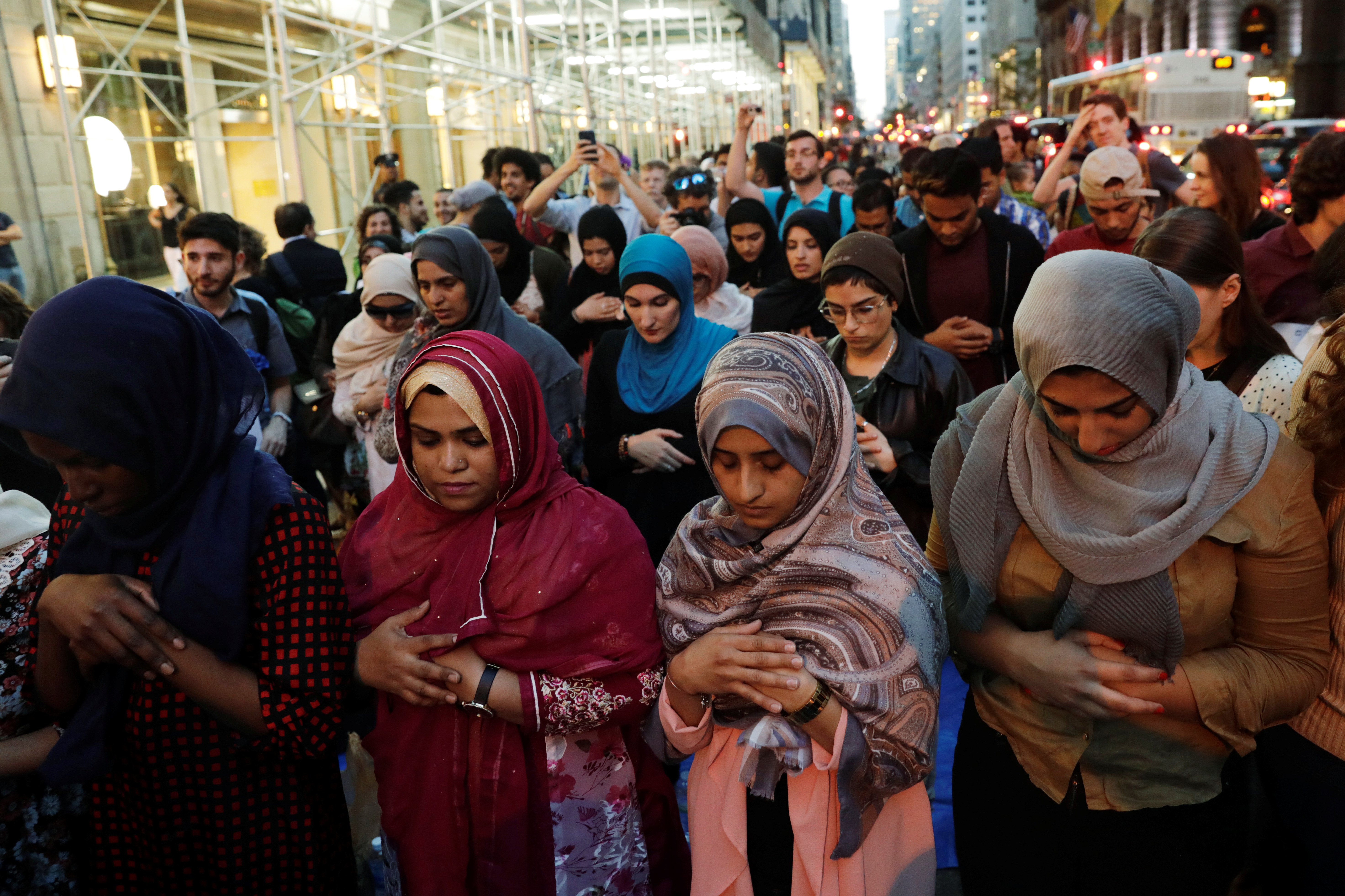 Muslim men and women pray with interfaith supporters during a demonstration and Iftar celebration during Ramadan outside of Trump Tower in New York, U.S., June 1, 2017. REUTERS/Lucas Jackson