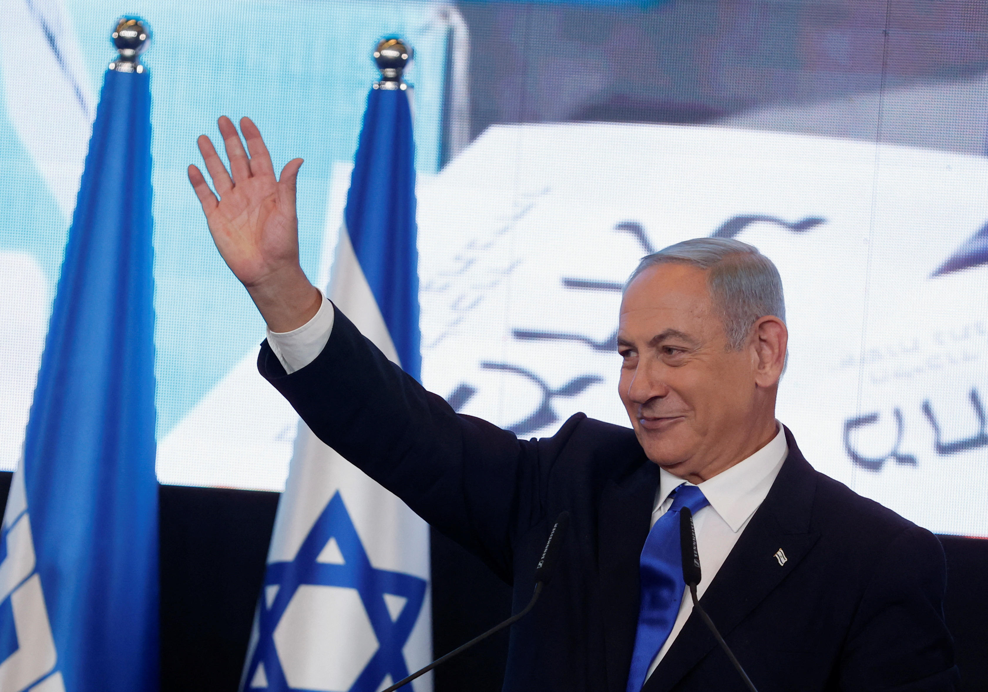 Netanyahu waves at supporters